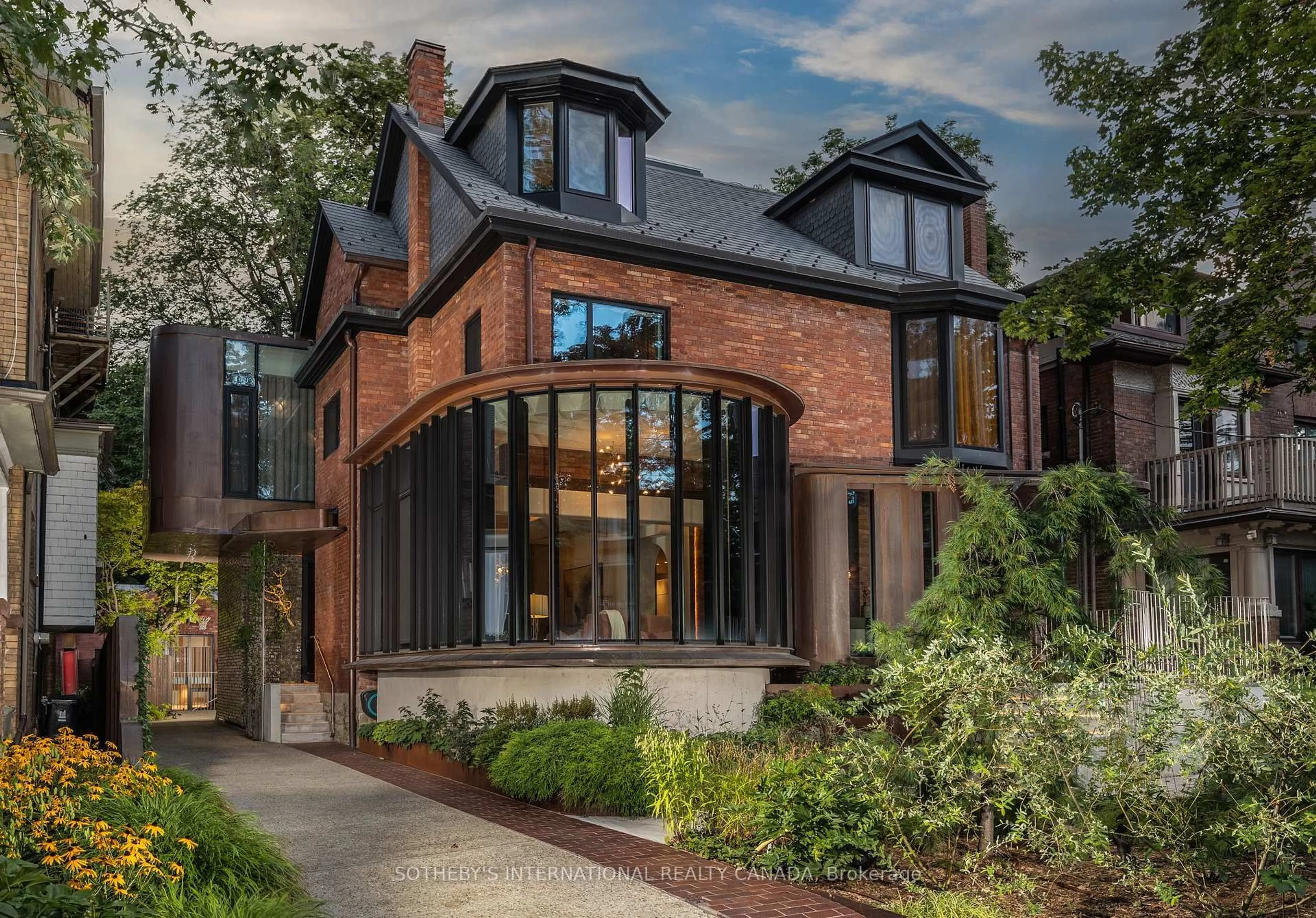 Home with brick exterior material, street for 152 Walmer Rd, Toronto Ontario M5R 2X9