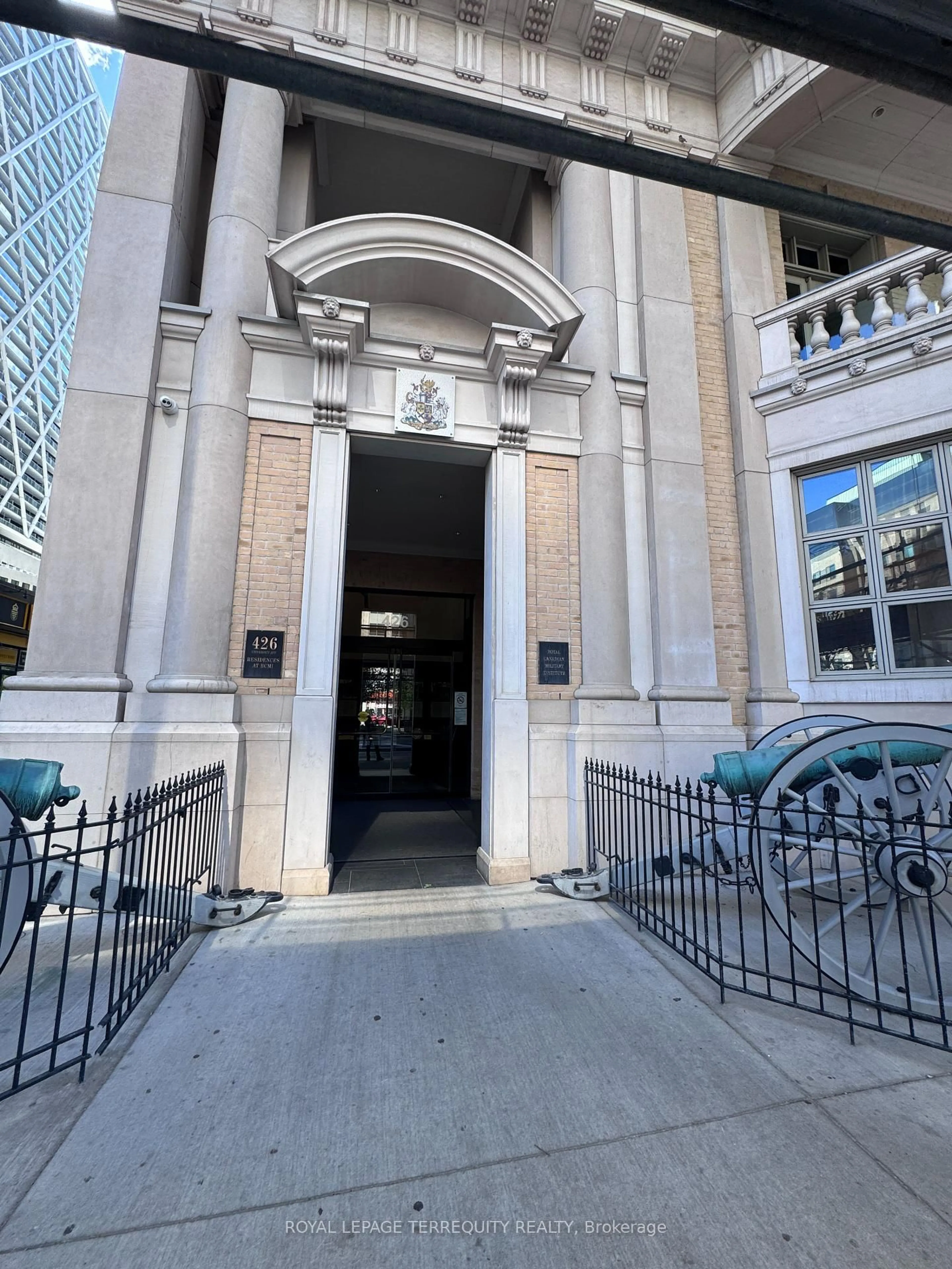 Indoor foyer for 426 University Ave #2308, Toronto Ontario M5G 1S9