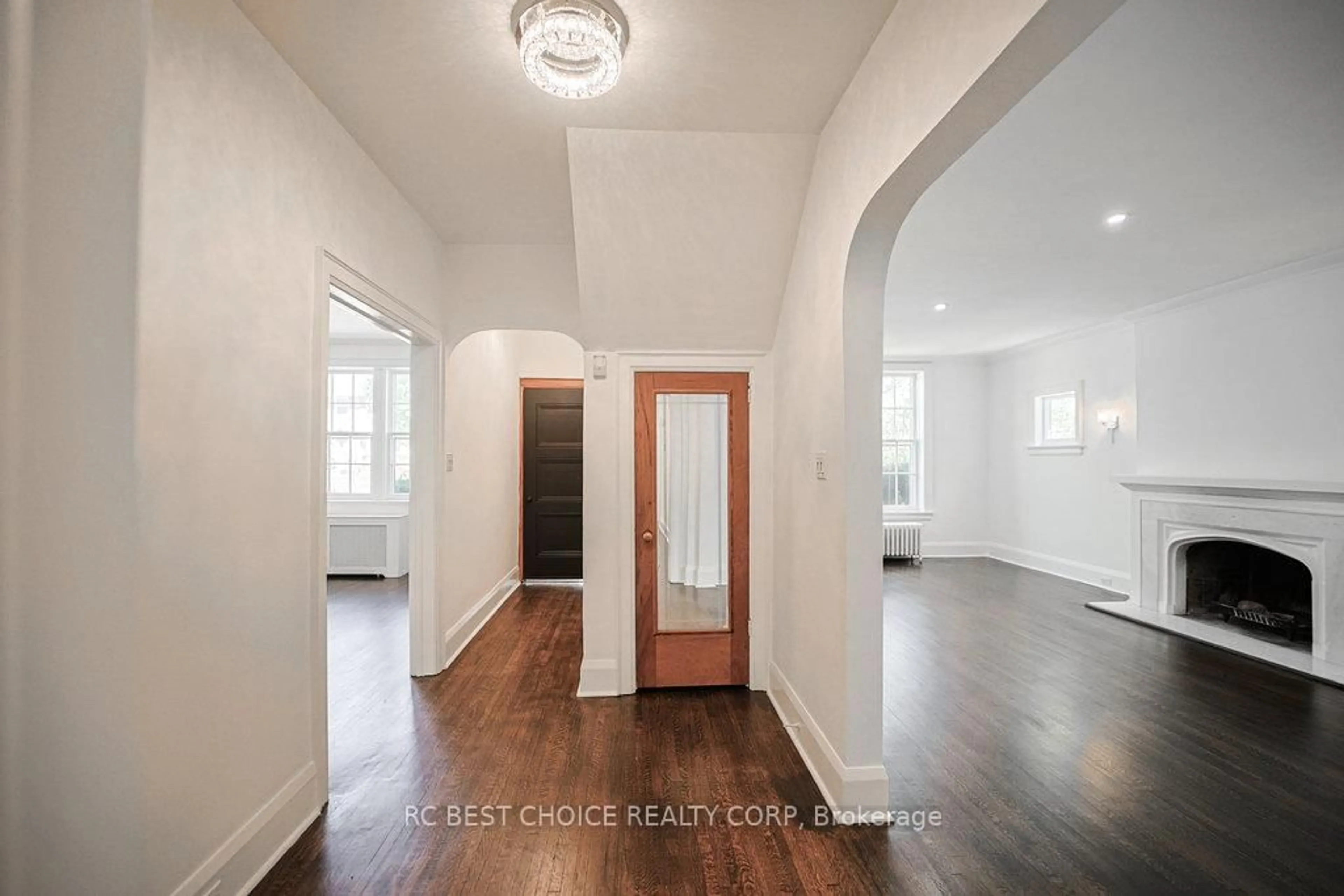 Indoor entryway for 29 Whitehall Rd, Toronto Ontario M4W 2C5