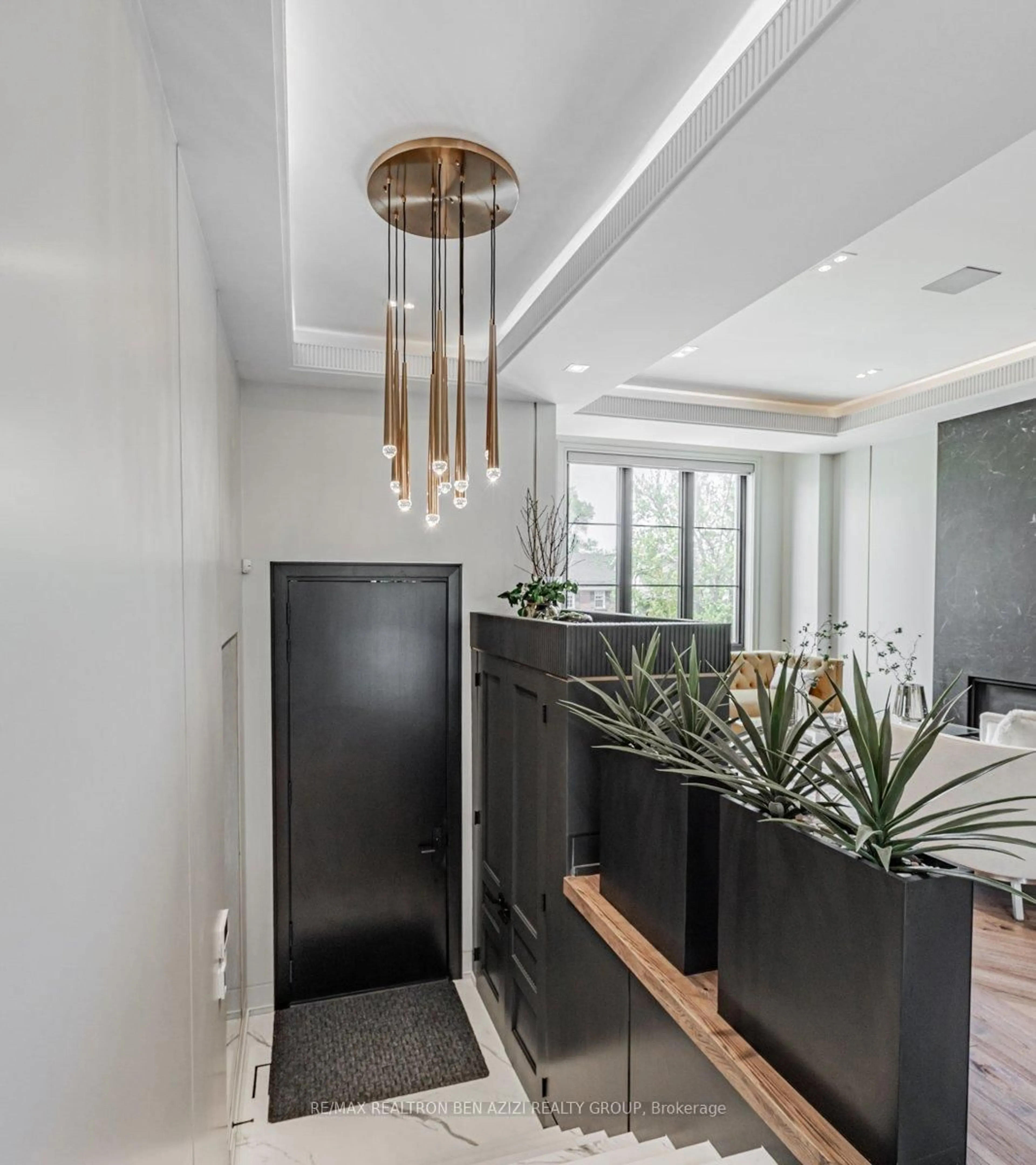 Indoor entryway for 323 Melrose Ave, Toronto Ontario M5M 1Z5