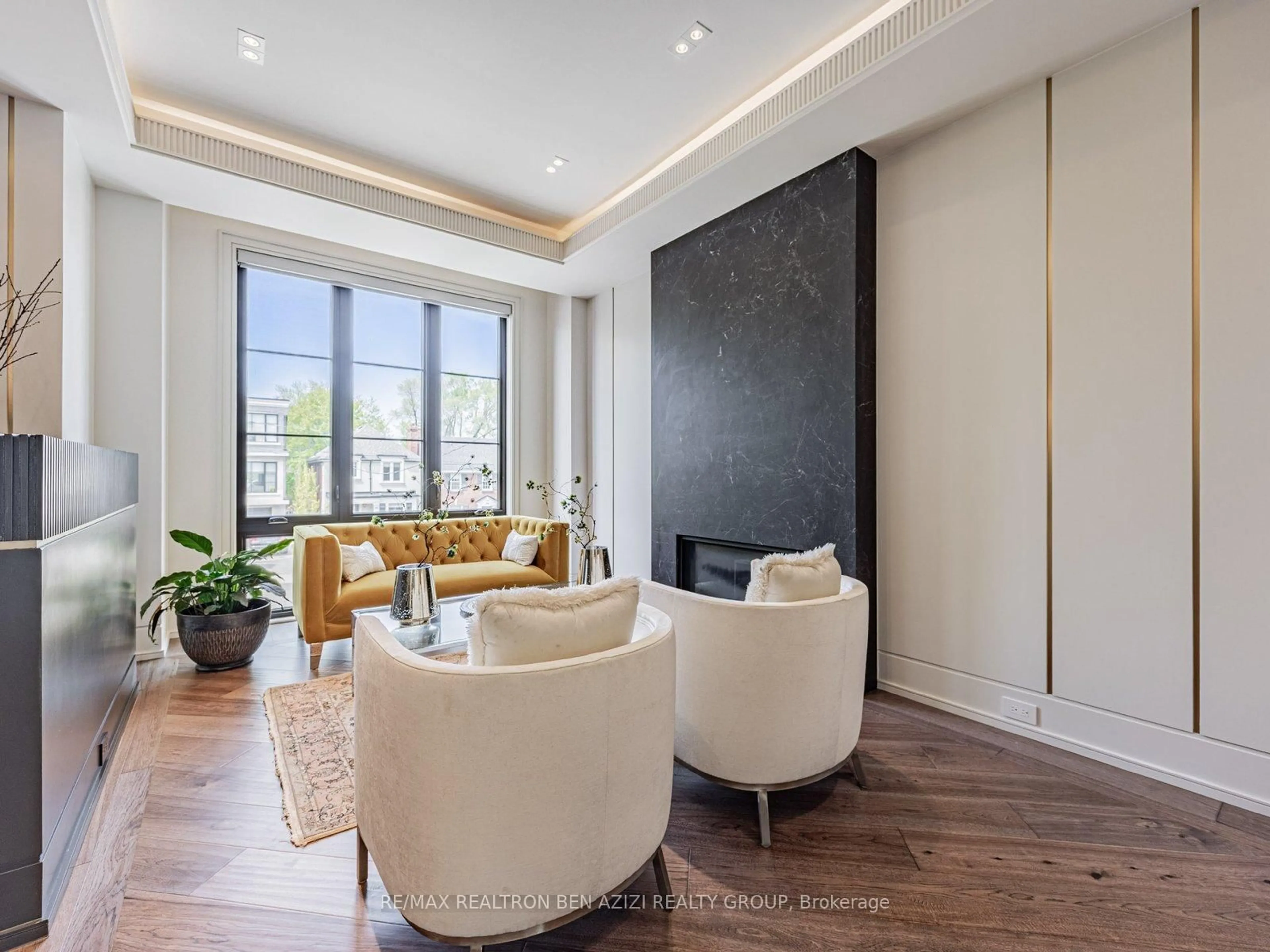 Living room with furniture, unknown for 323 Melrose Ave, Toronto Ontario M5M 1Z5