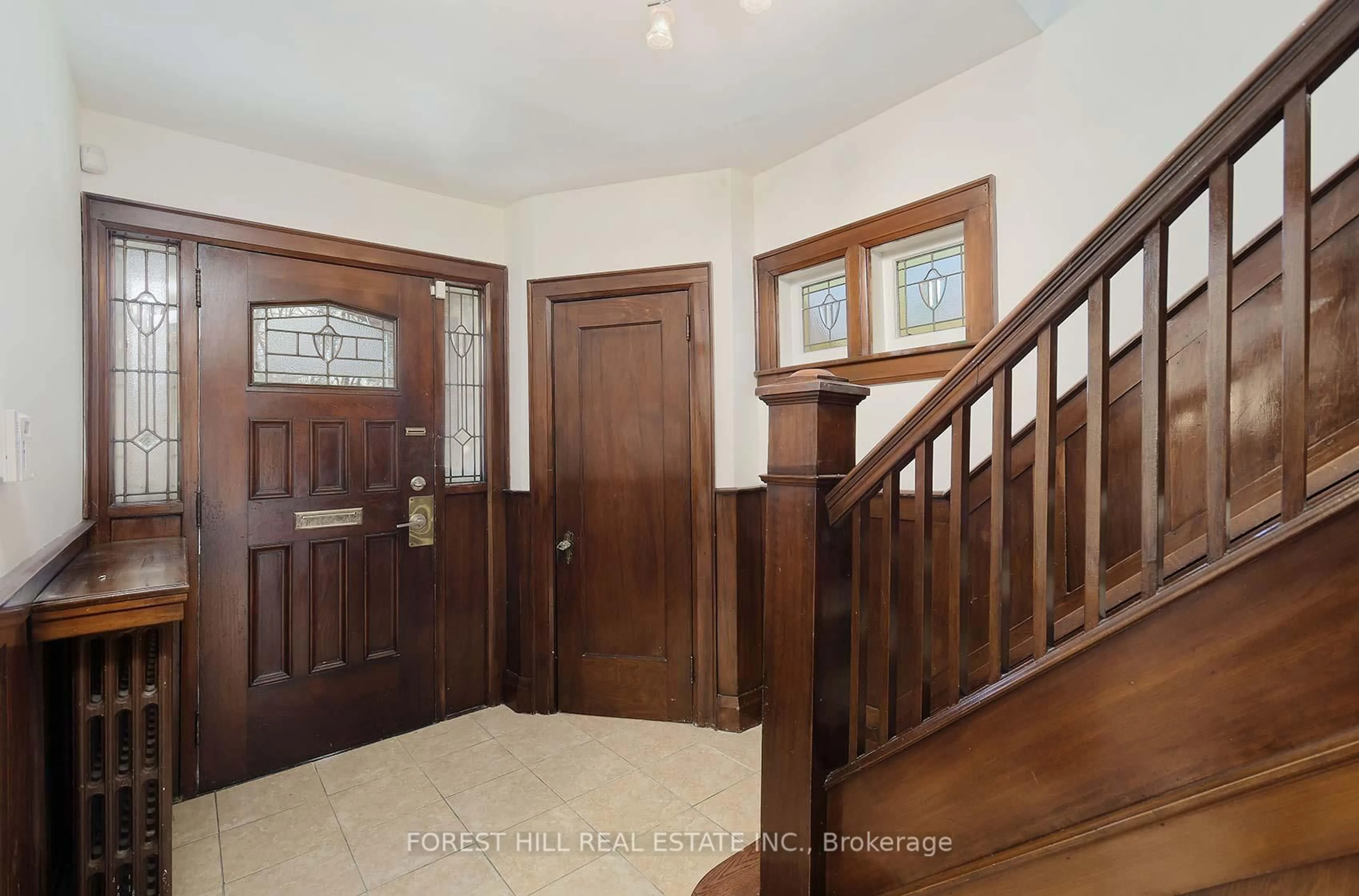 Indoor foyer for 17 Duncannon Dr, Toronto Ontario M5P 2L9