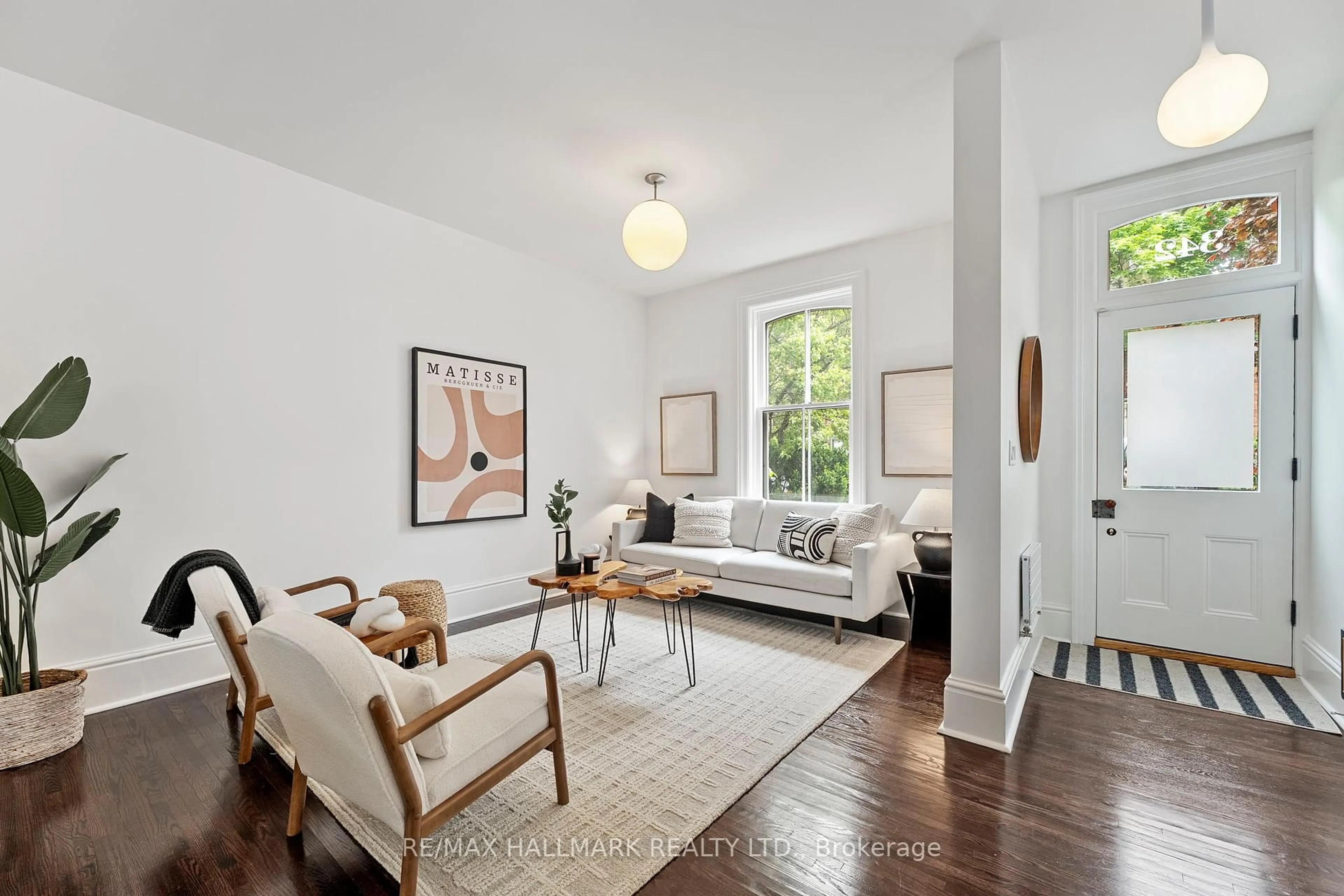 Living room with furniture, unknown for 342 Wellesley St, Toronto Ontario M4X 1H3
