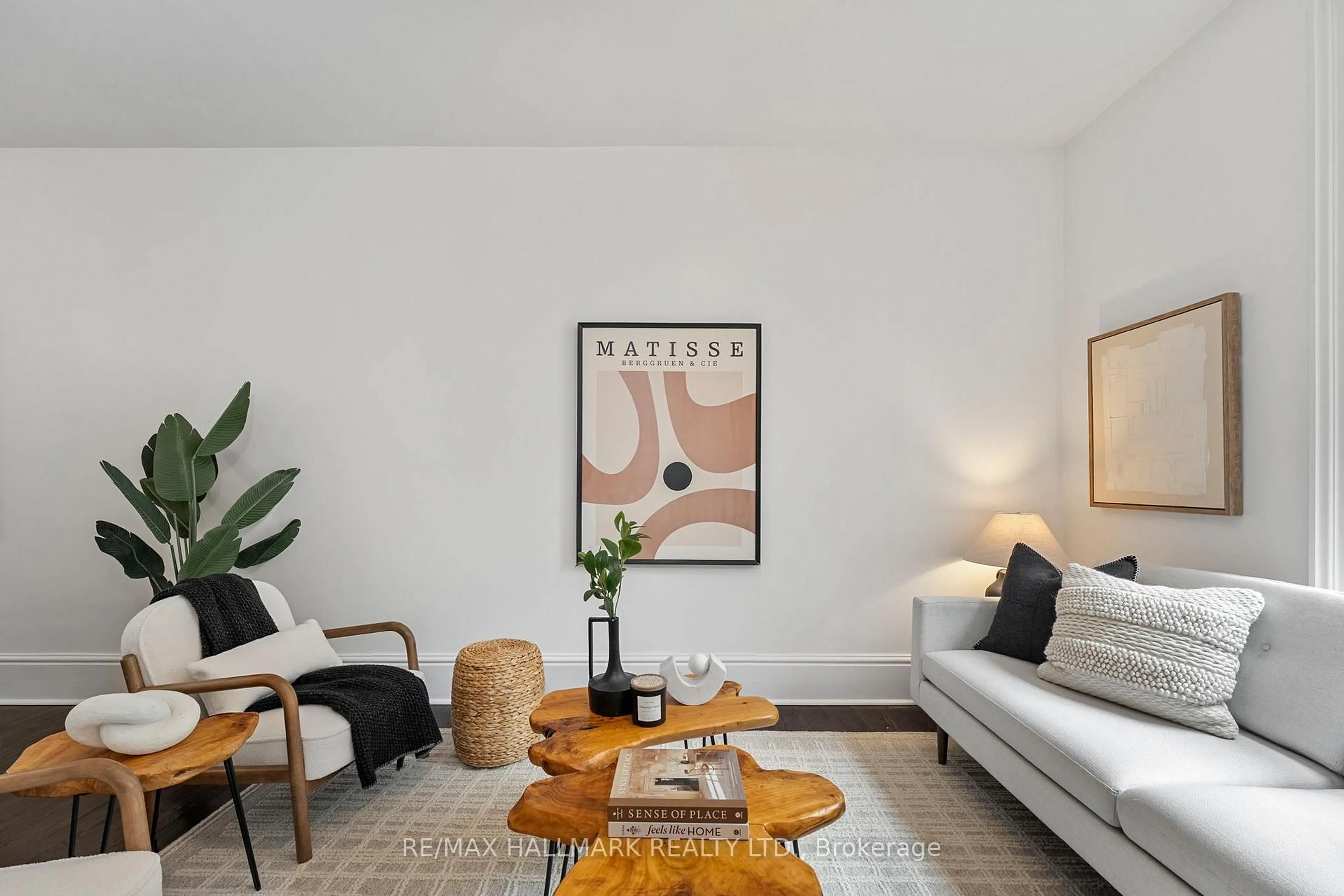 Living room with furniture, unknown for 342 Wellesley St, Toronto Ontario M4X 1H3