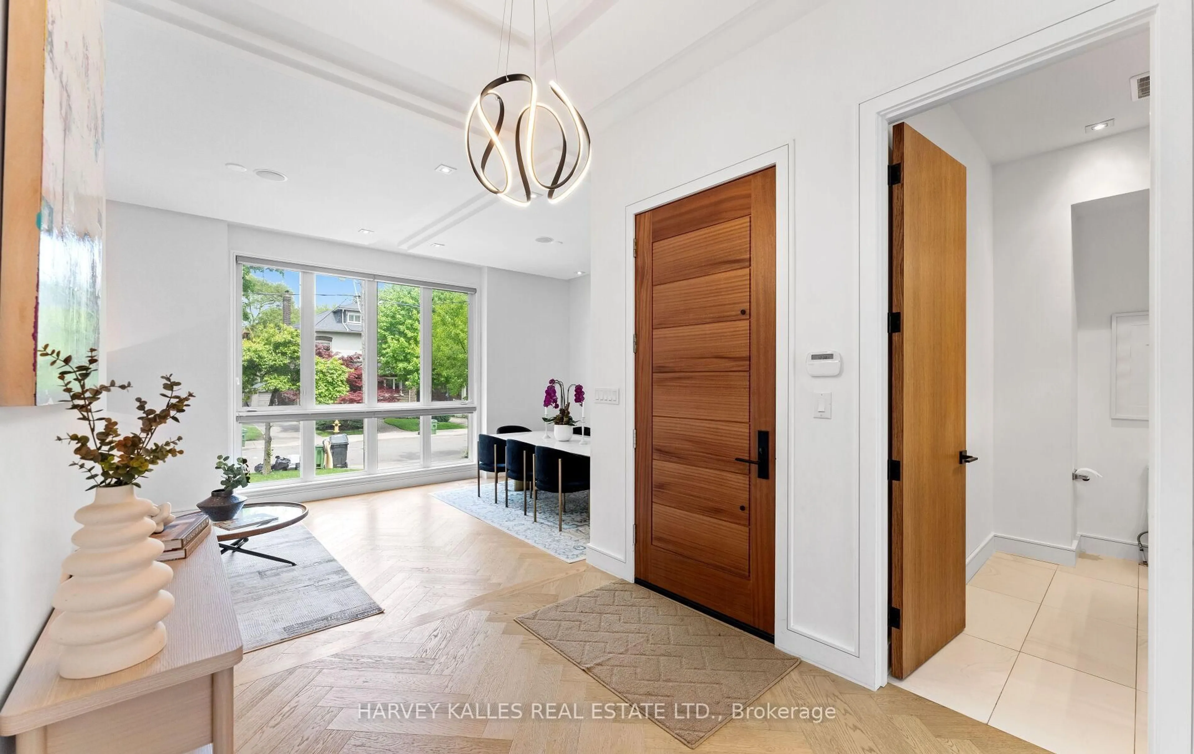 Indoor entryway for 31 Kilbarry Rd, Toronto Ontario M5P 1K4