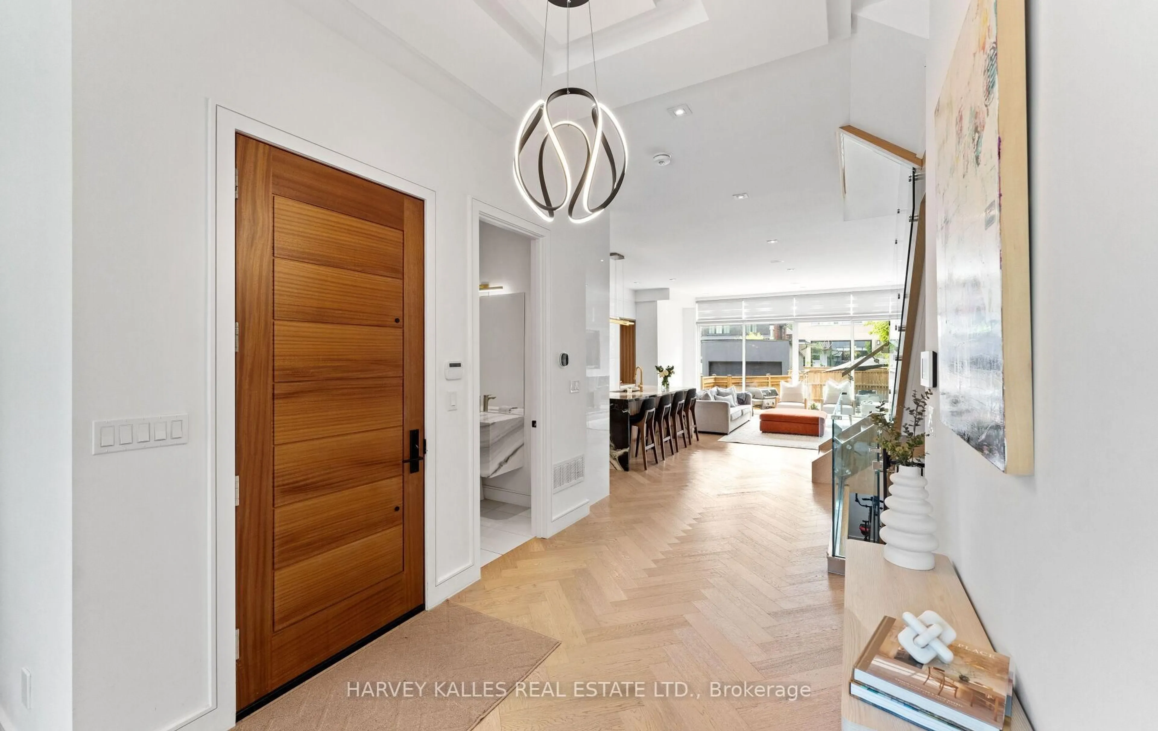 Indoor entryway for 31 Kilbarry Rd, Toronto Ontario M5P 1K4