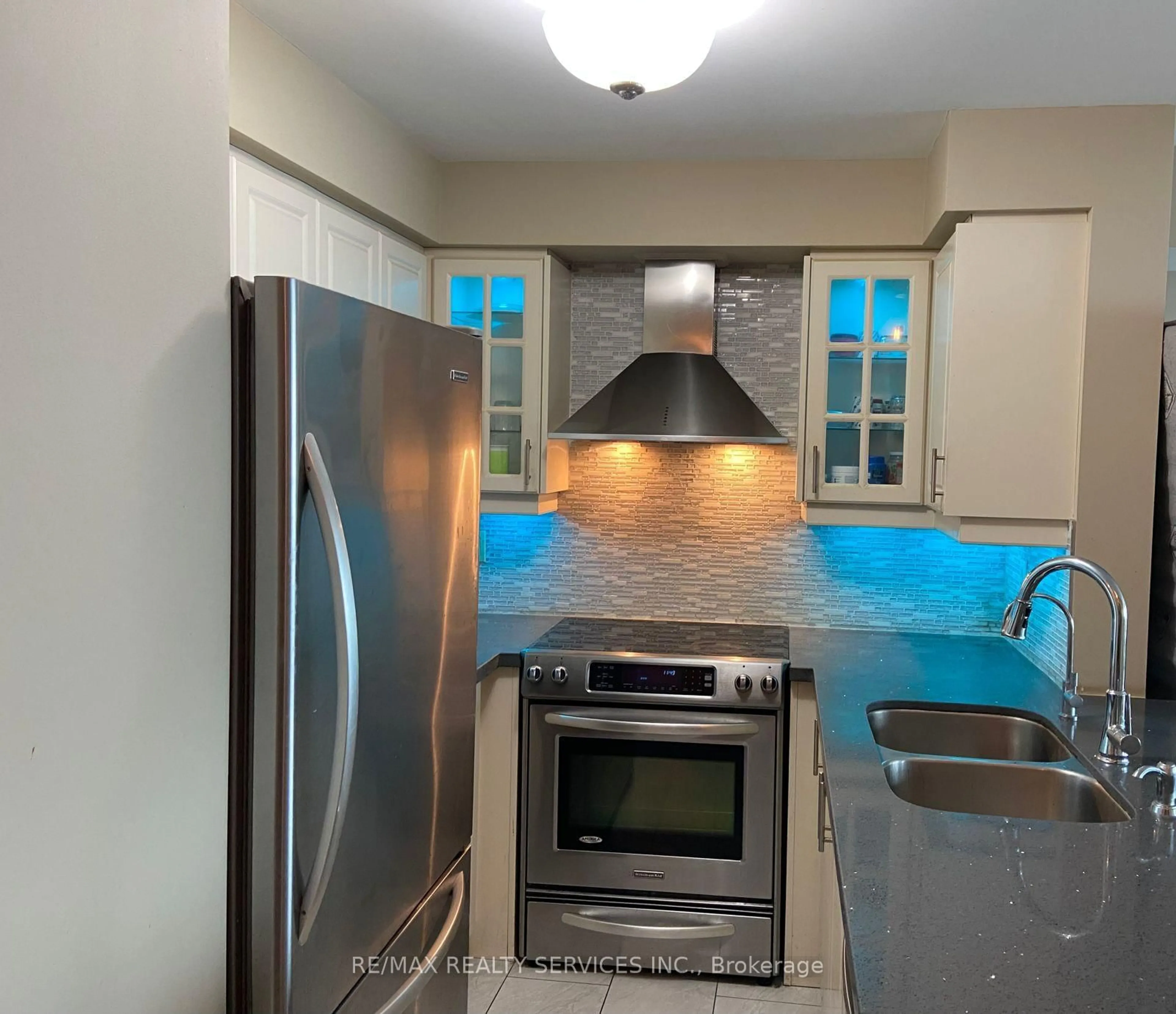 Standard kitchen, ceramic/tile floor for 5500 Yonge St #2307, Toronto Ontario M2N 7L1