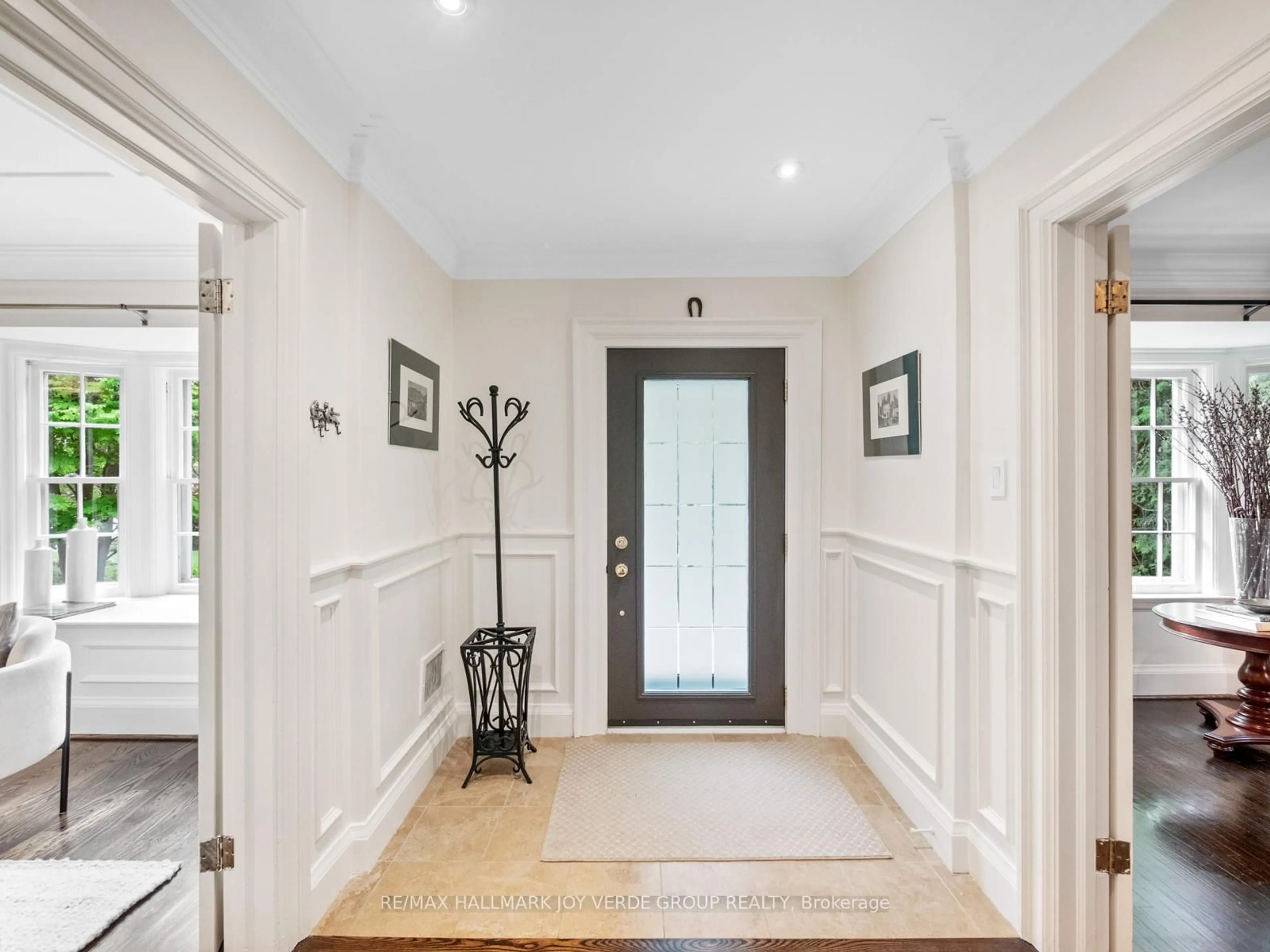 Indoor entryway for 53 Donwoods Dr, Toronto Ontario M4N 2G3