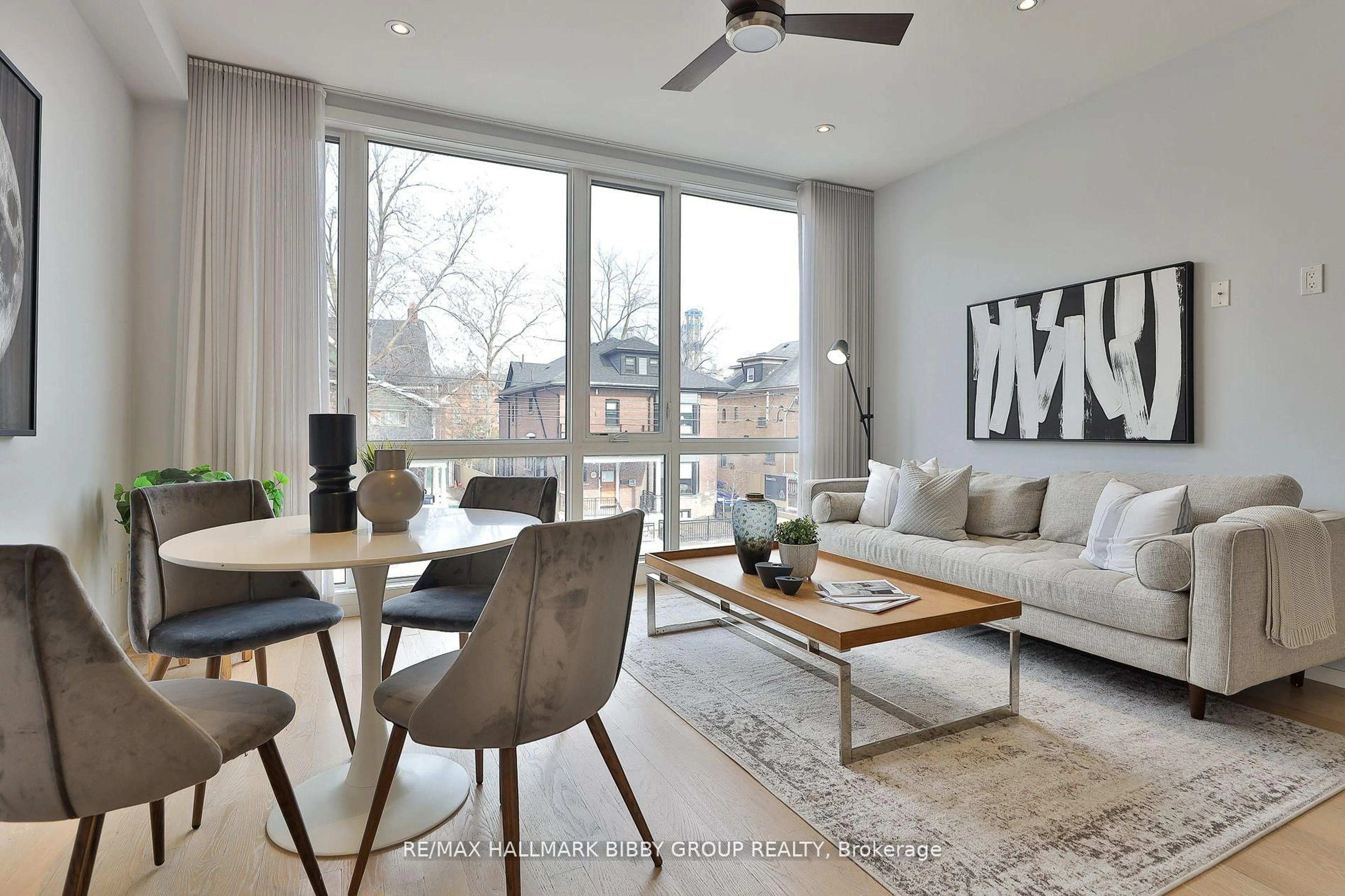 Living room with furniture, wood/laminate floor for 126 Spadina Rd #4, Toronto Ontario M5R 2T8