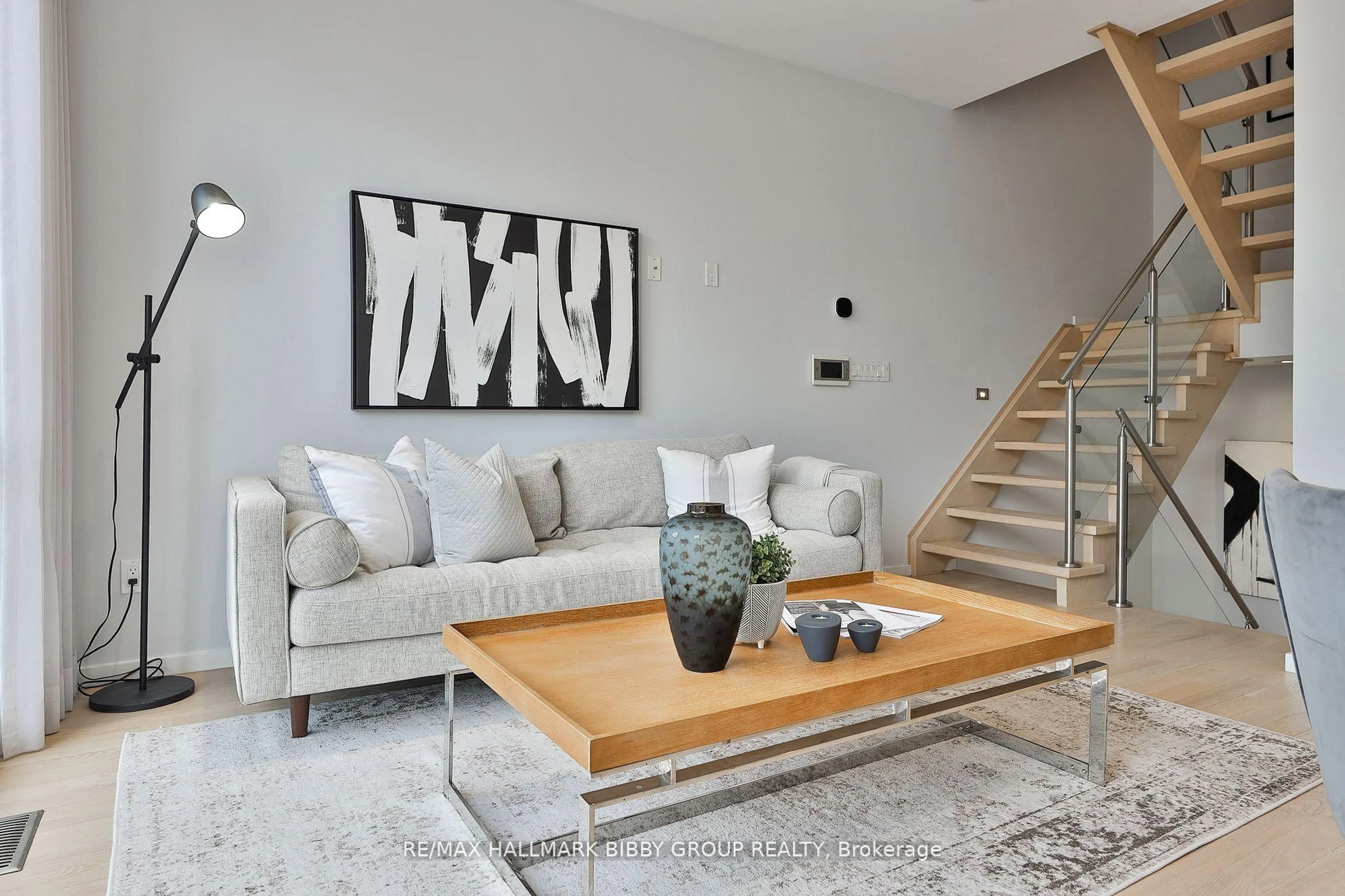 Living room with furniture, unknown for 126 Spadina Rd #4, Toronto Ontario M5R 2T8