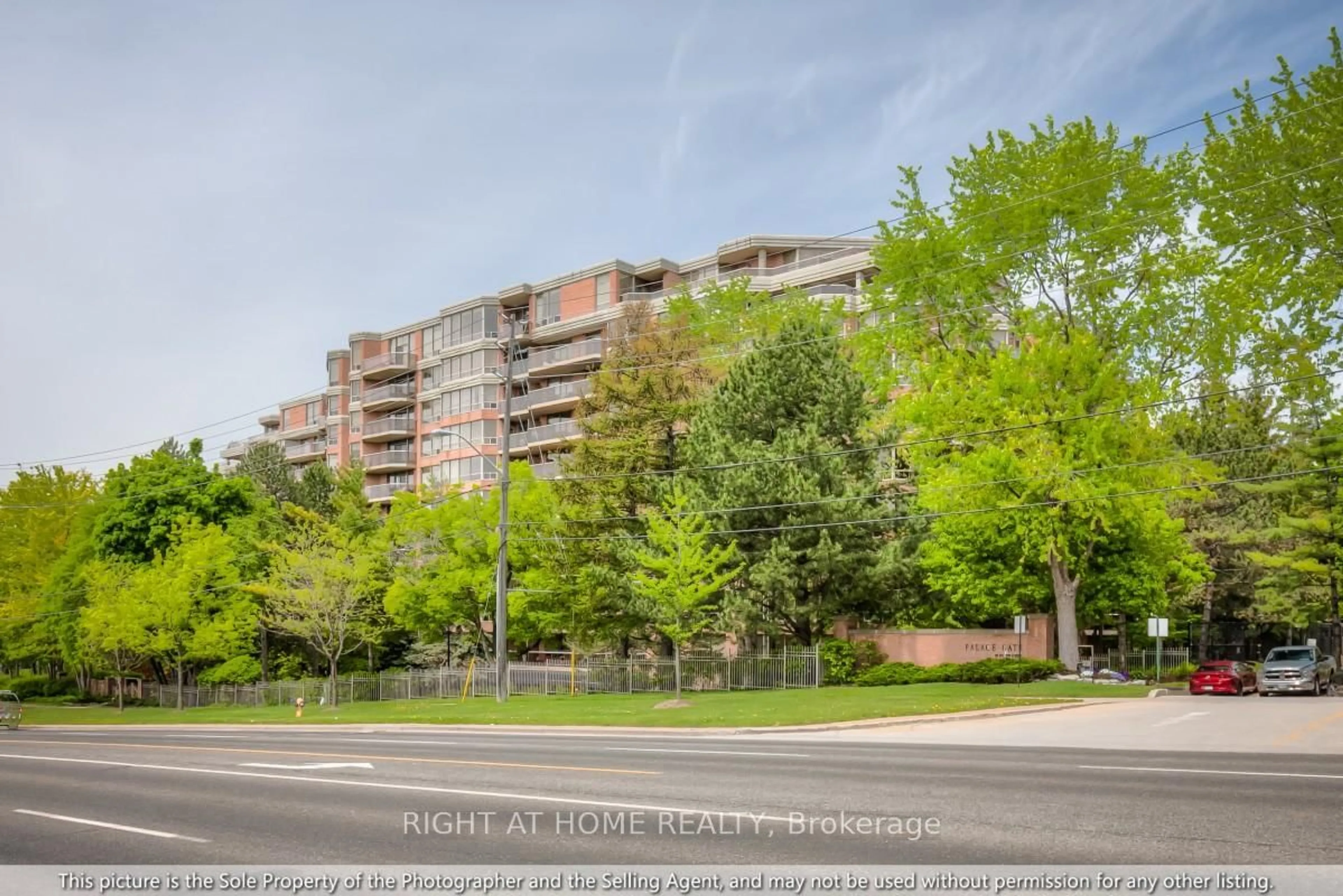 A pic from outside/outdoor area/front of a property/back of a property/a pic from drone, unknown for 3181 Bayview Ave #PH17, Toronto Ontario M2K 2Y2