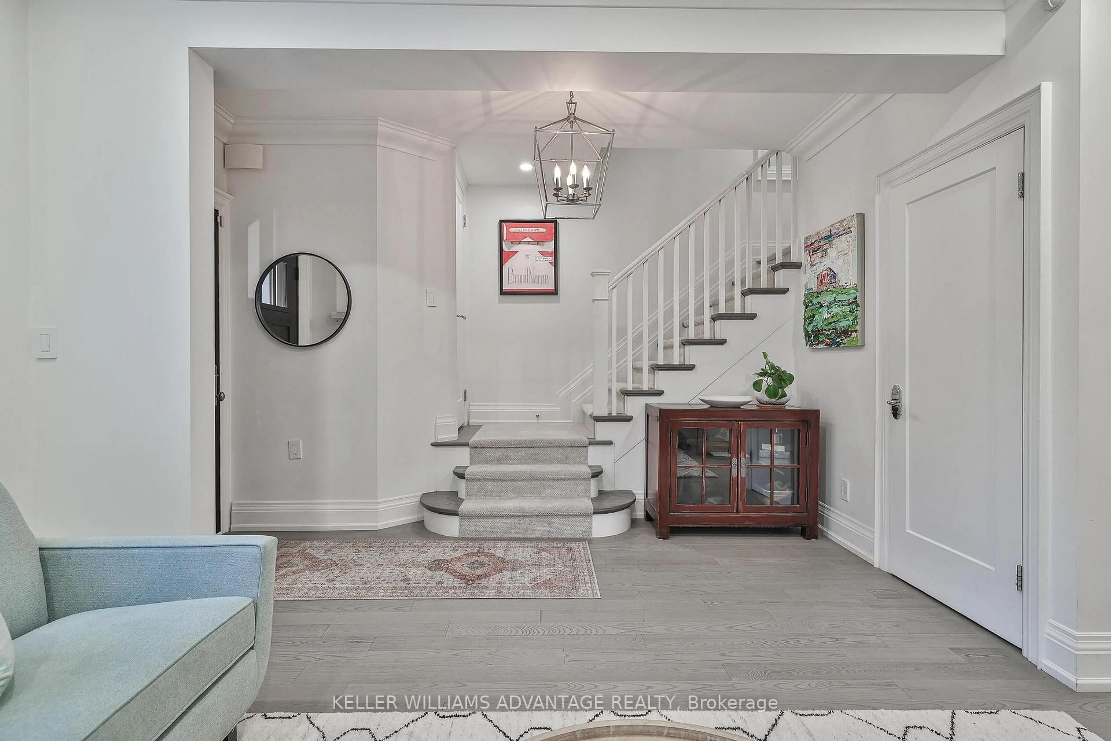 Indoor foyer for 37 Farnham Ave, Toronto Ontario M4V 1H6