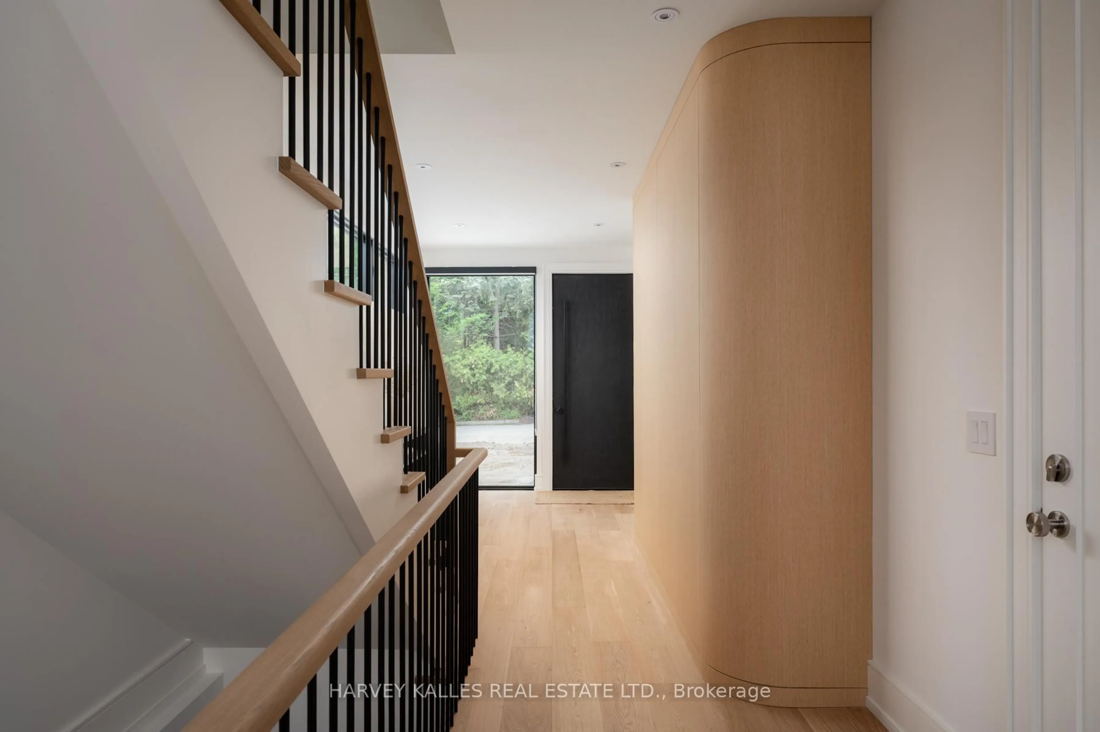 Indoor foyer for 36 Evergreen Gdns, Toronto Ontario M4G 1C5