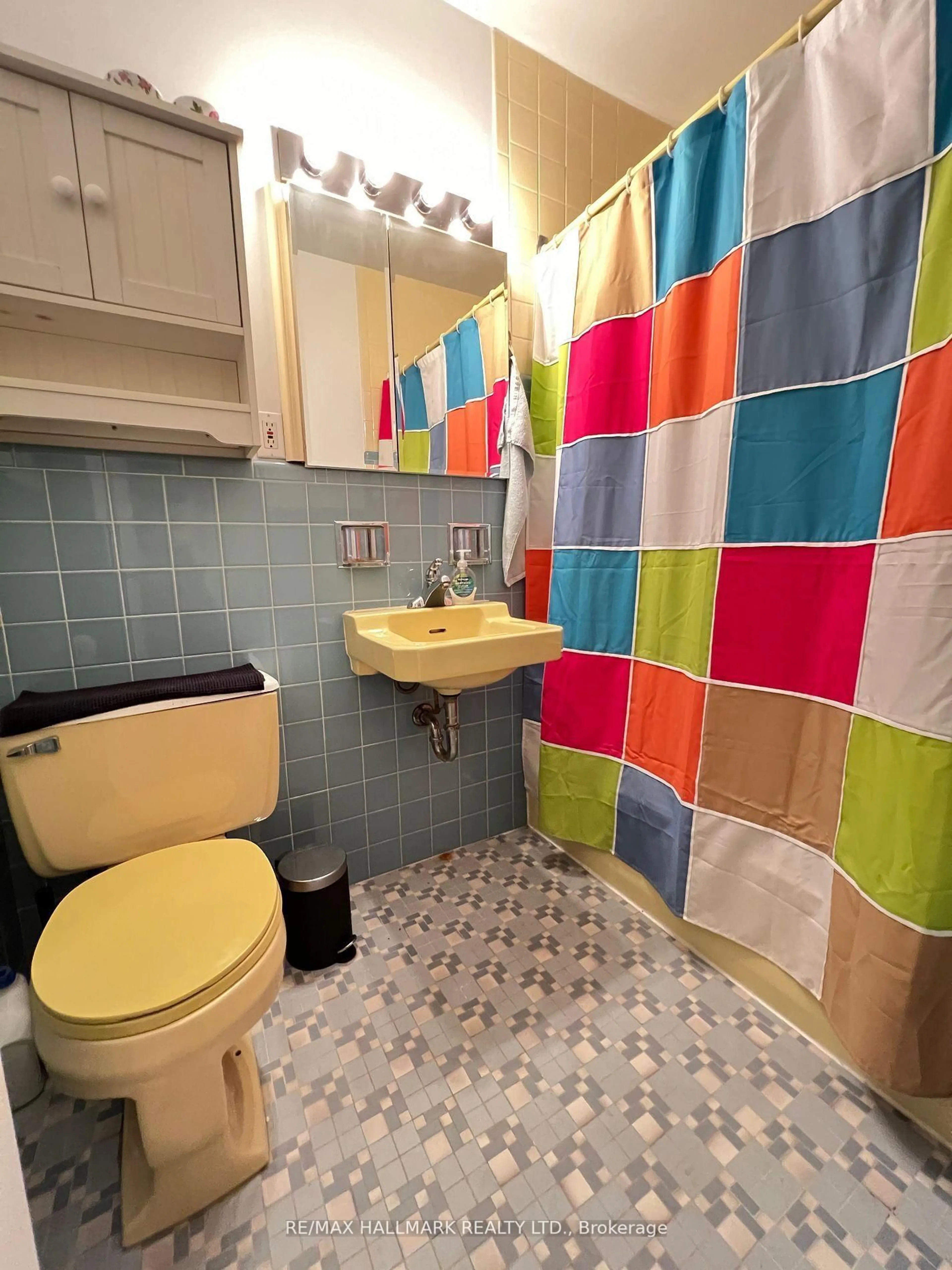 Standard bathroom, ceramic/tile floor for 21 Thelma Ave #103, Toronto Ontario M4V 1X8