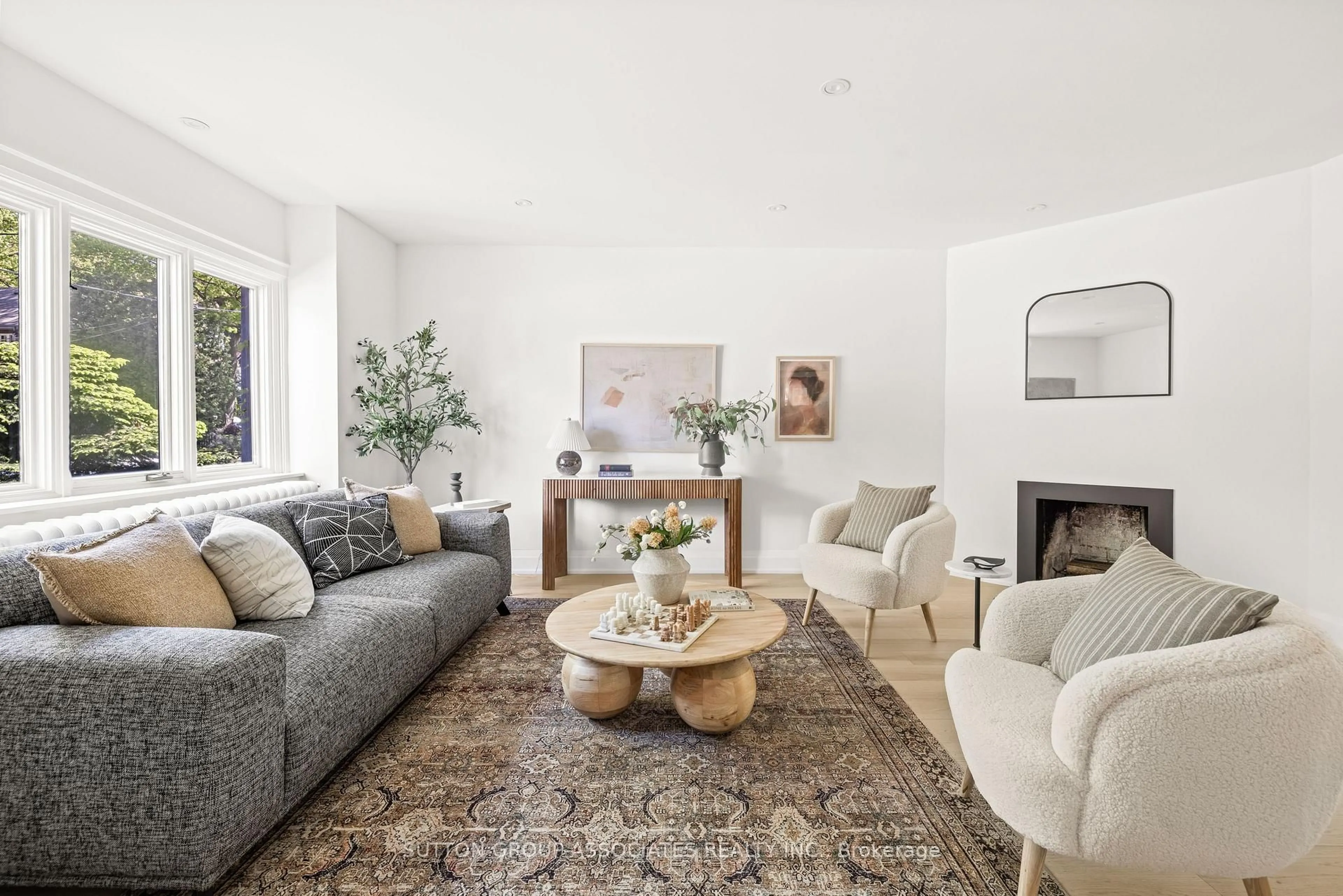 Living room with furniture, unknown for 41 Nina St, Toronto Ontario M5R 1Z5