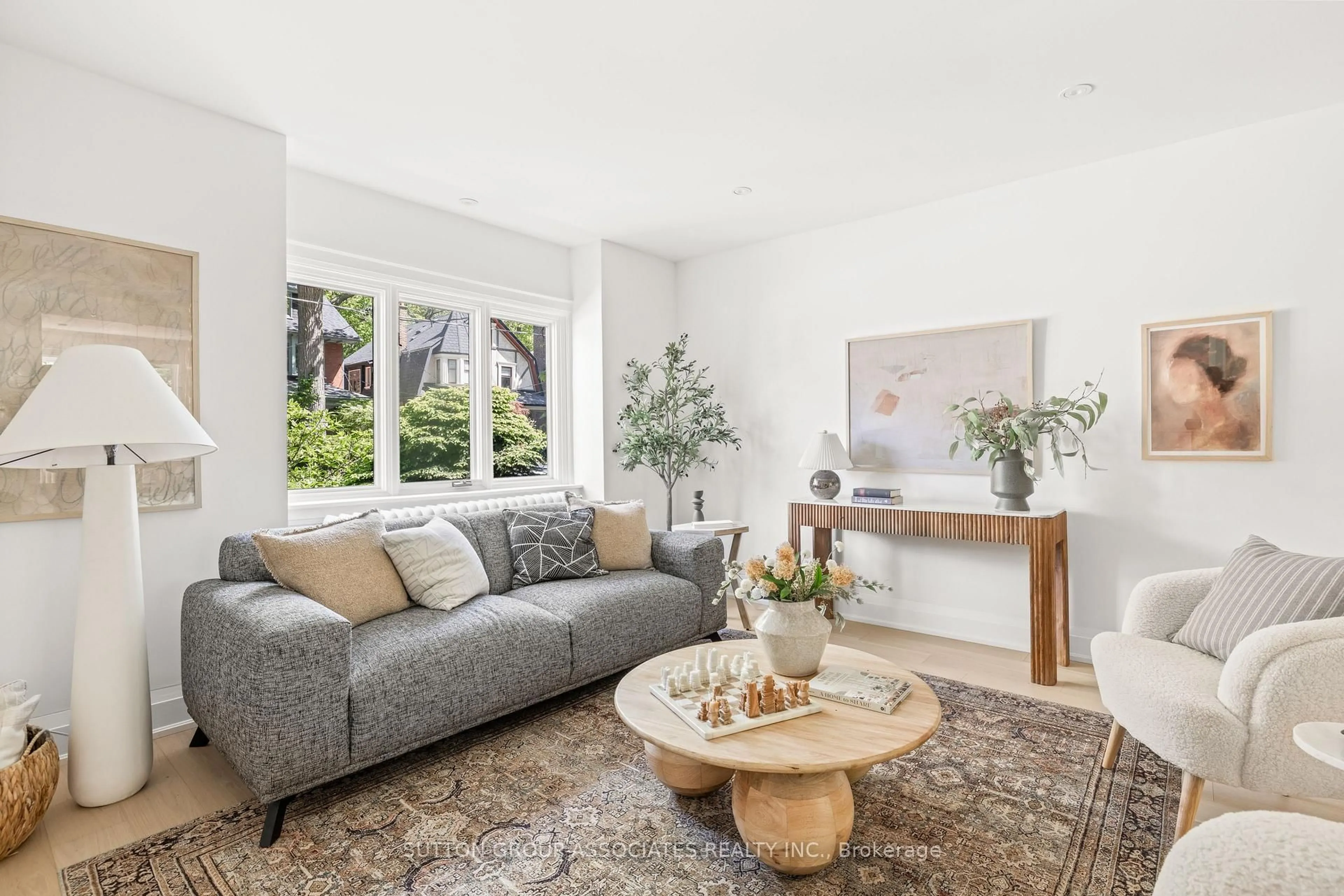 Living room with furniture, unknown for 41 Nina St, Toronto Ontario M5R 1Z5