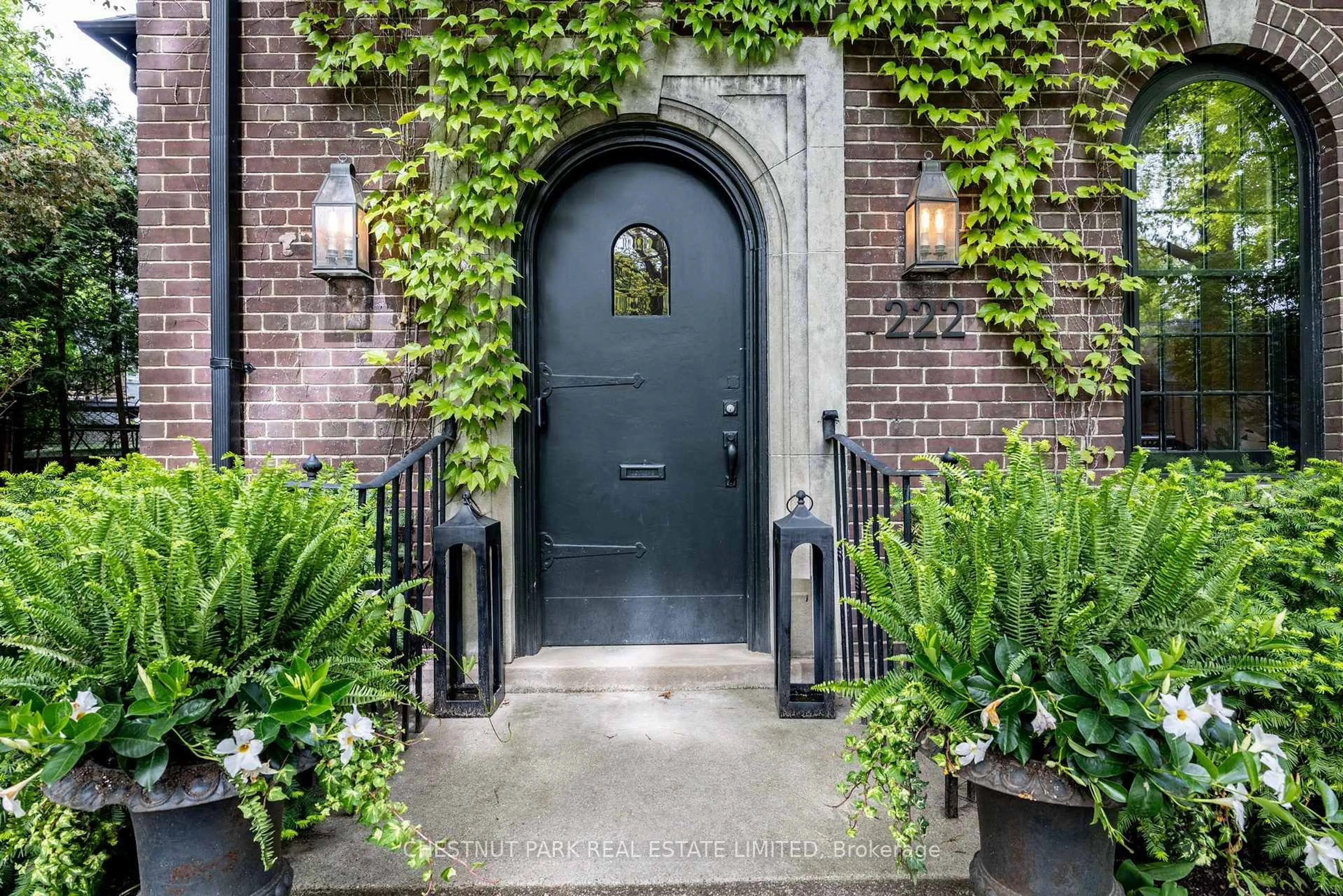 Indoor entryway for 222 Rosedale Heights Dr, Toronto Ontario M4T 1E1