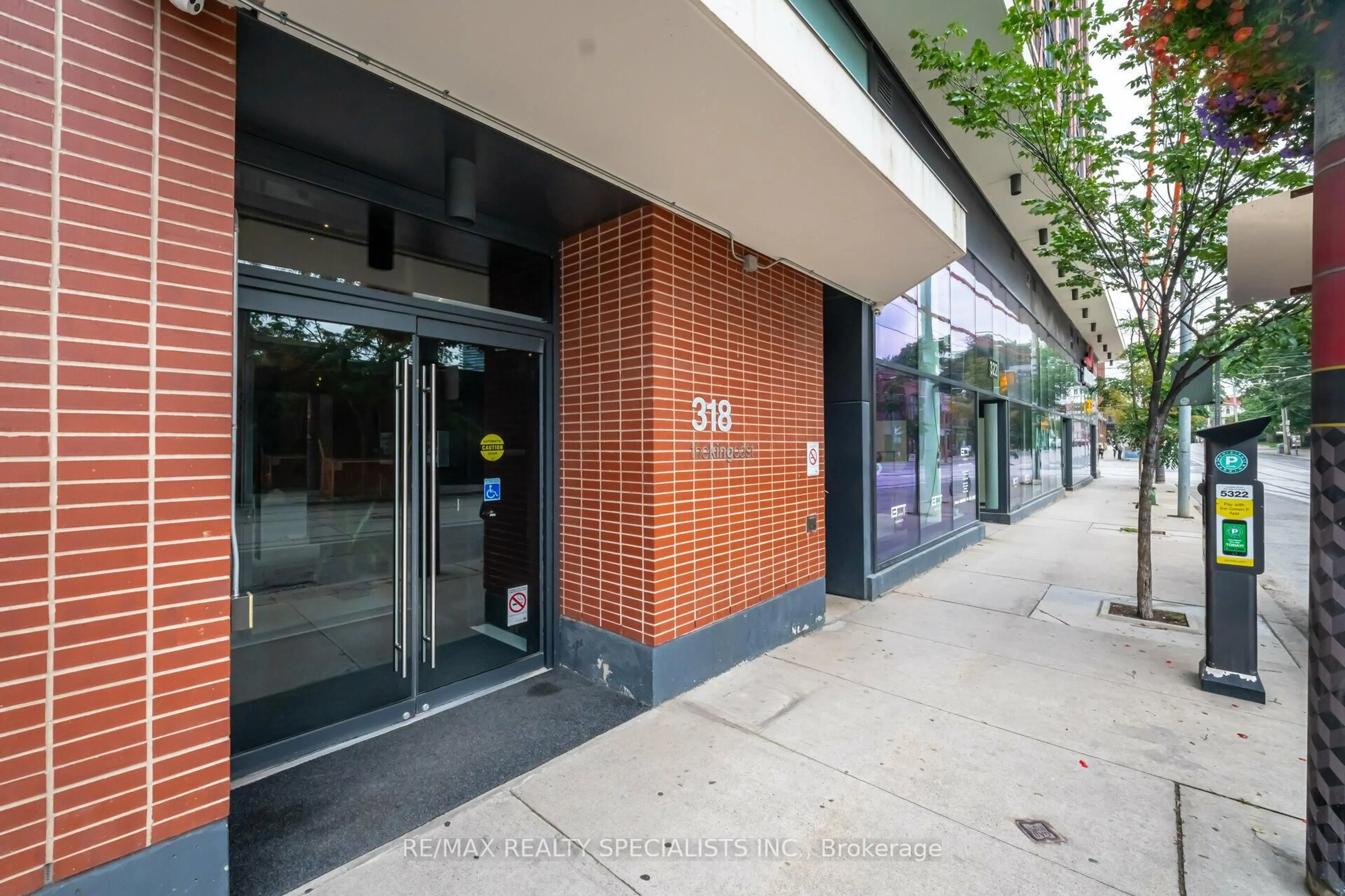 Indoor foyer for 318 King St #318, Toronto Ontario M5A 1K6