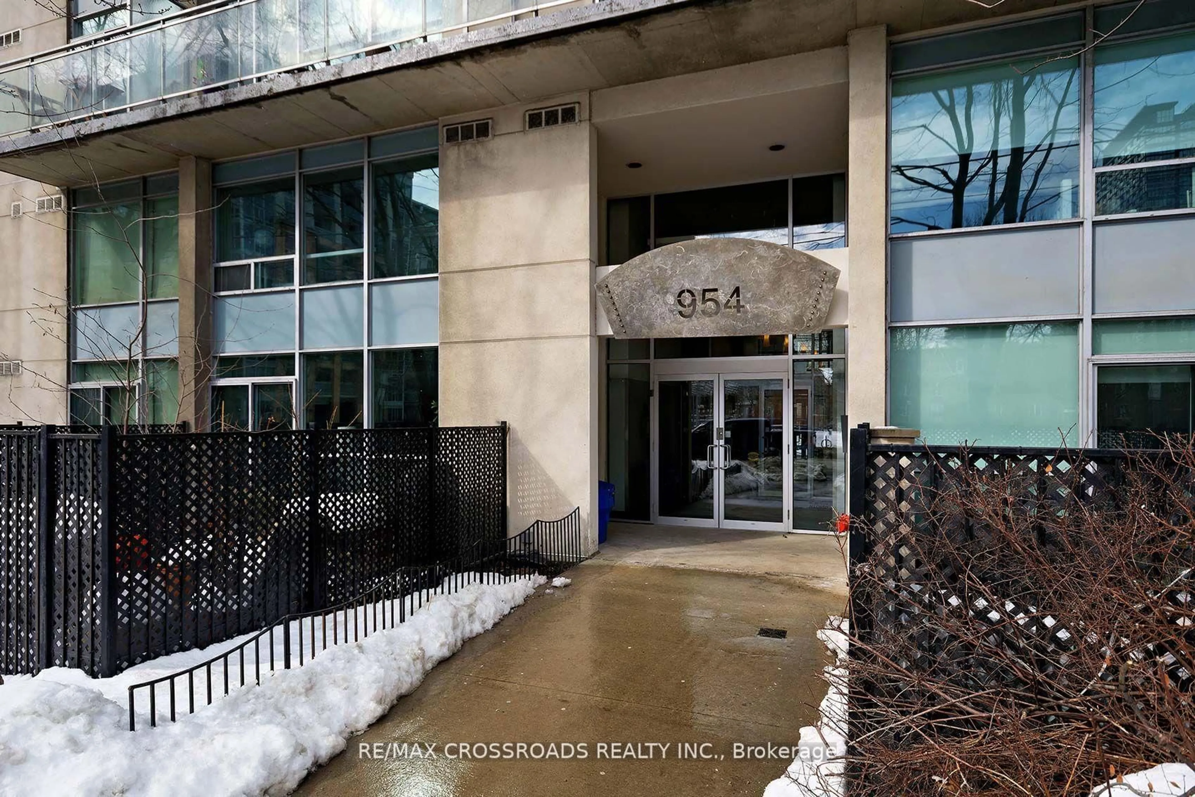 Indoor foyer for 954 King St #526, Toronto Ontario M6K 1E5
