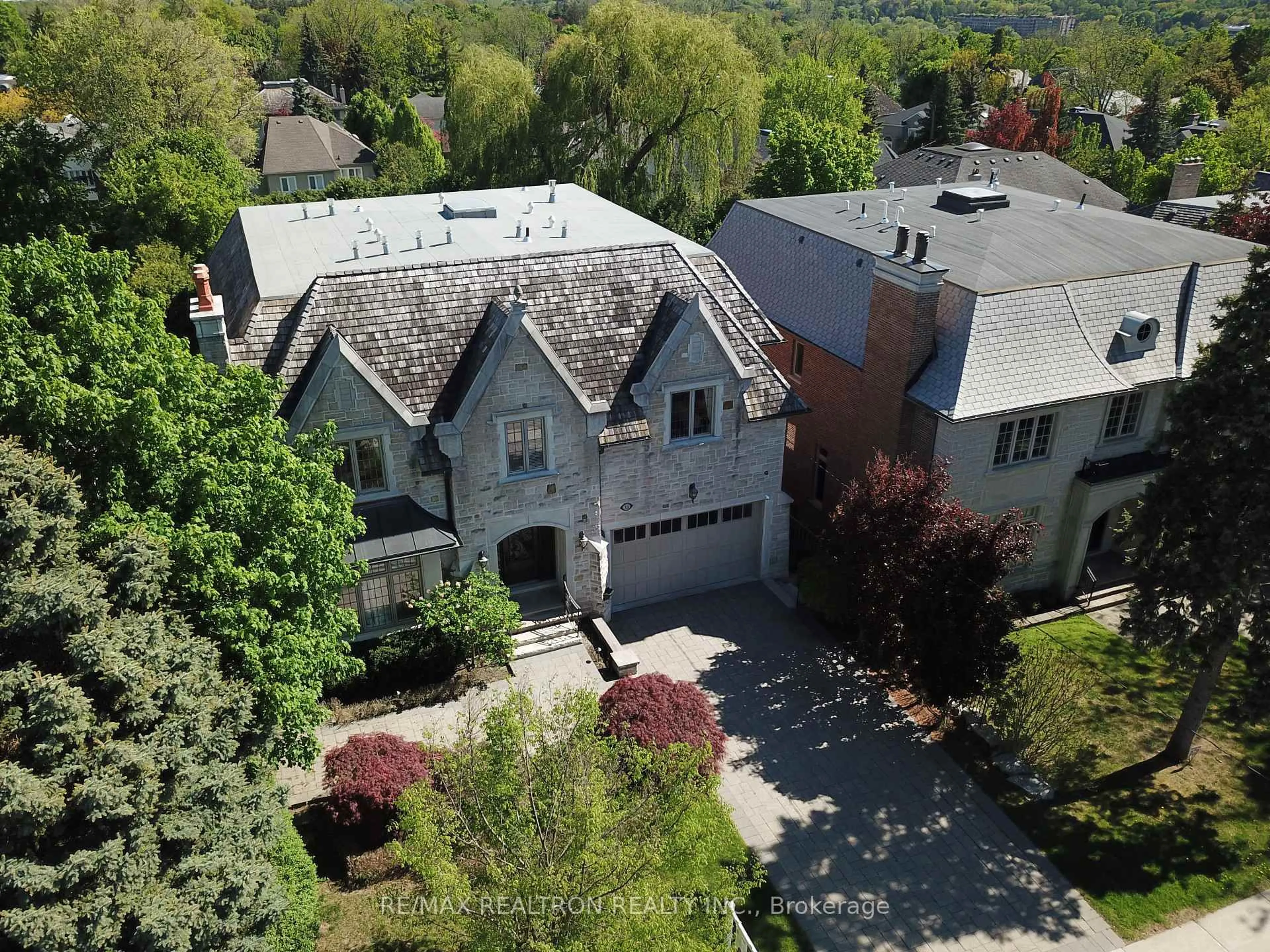 A pic from outside/outdoor area/front of a property/back of a property/a pic from drone, street for 33 Owen Blvd, Toronto Ontario M2P 1G2