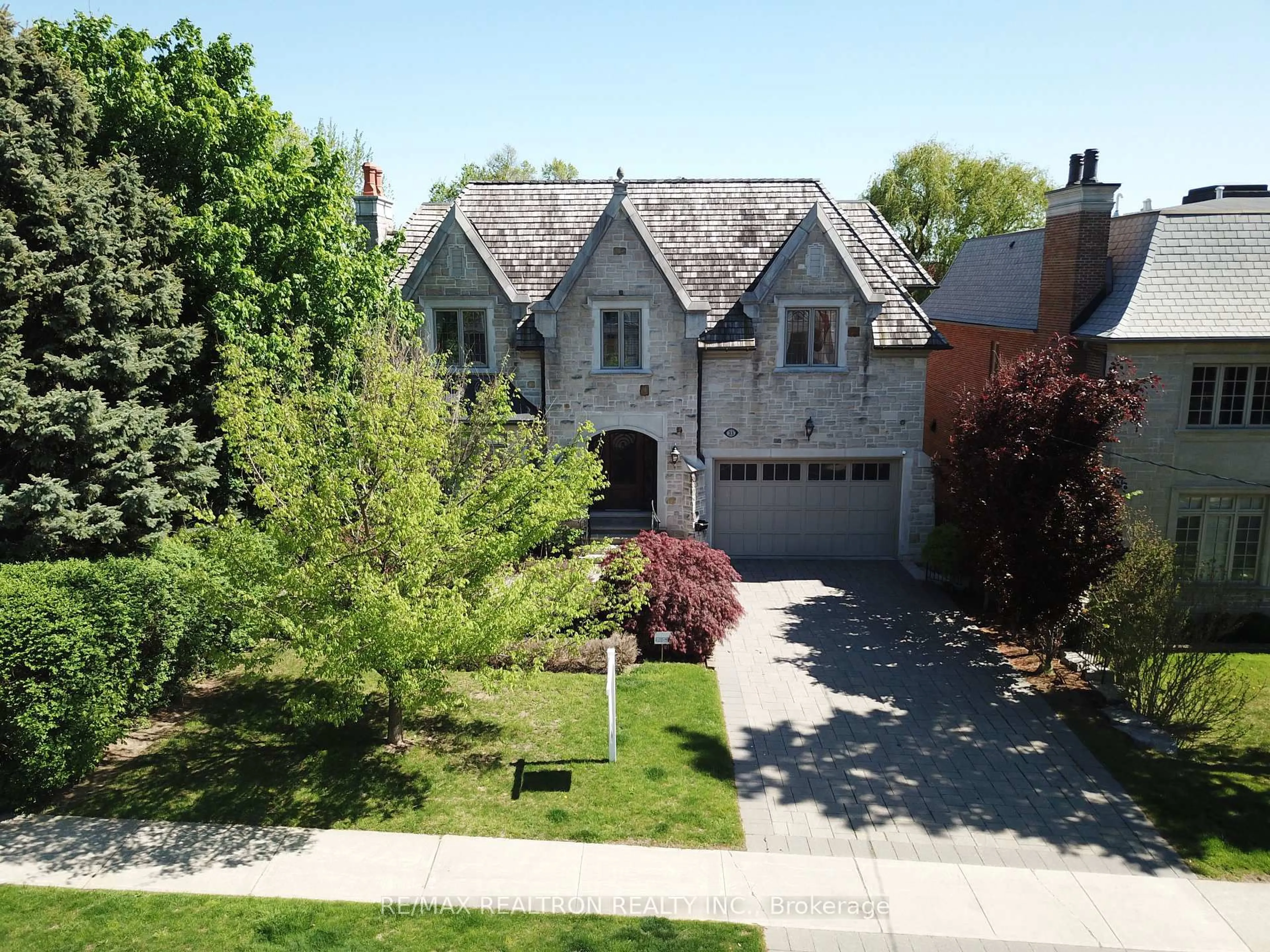 A pic from outside/outdoor area/front of a property/back of a property/a pic from drone, street for 33 Owen Blvd, Toronto Ontario M2P 1G2