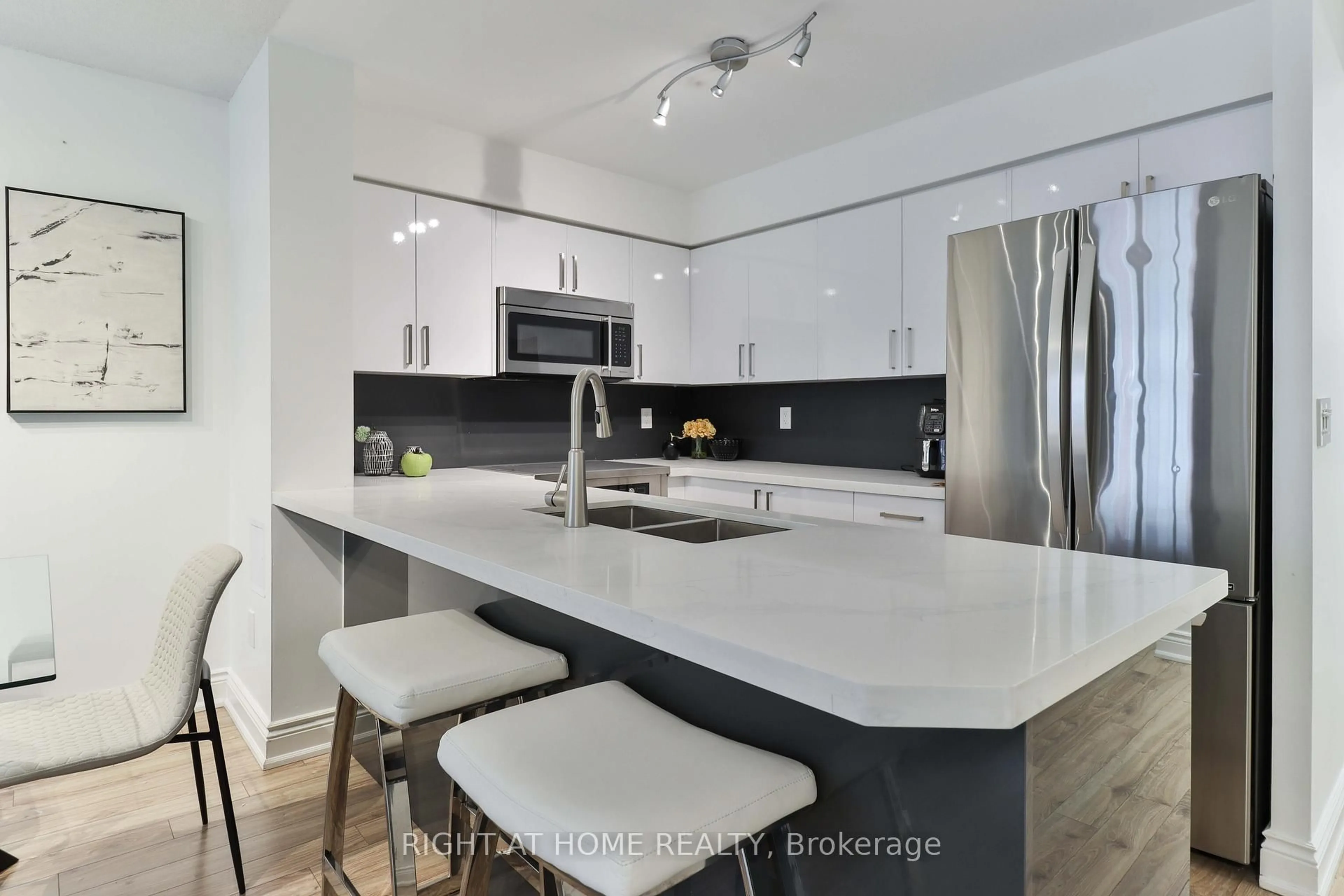 Open concept kitchen, ceramic/tile floor for 330 Adelaide St #308, Toronto Ontario M5A 4S9