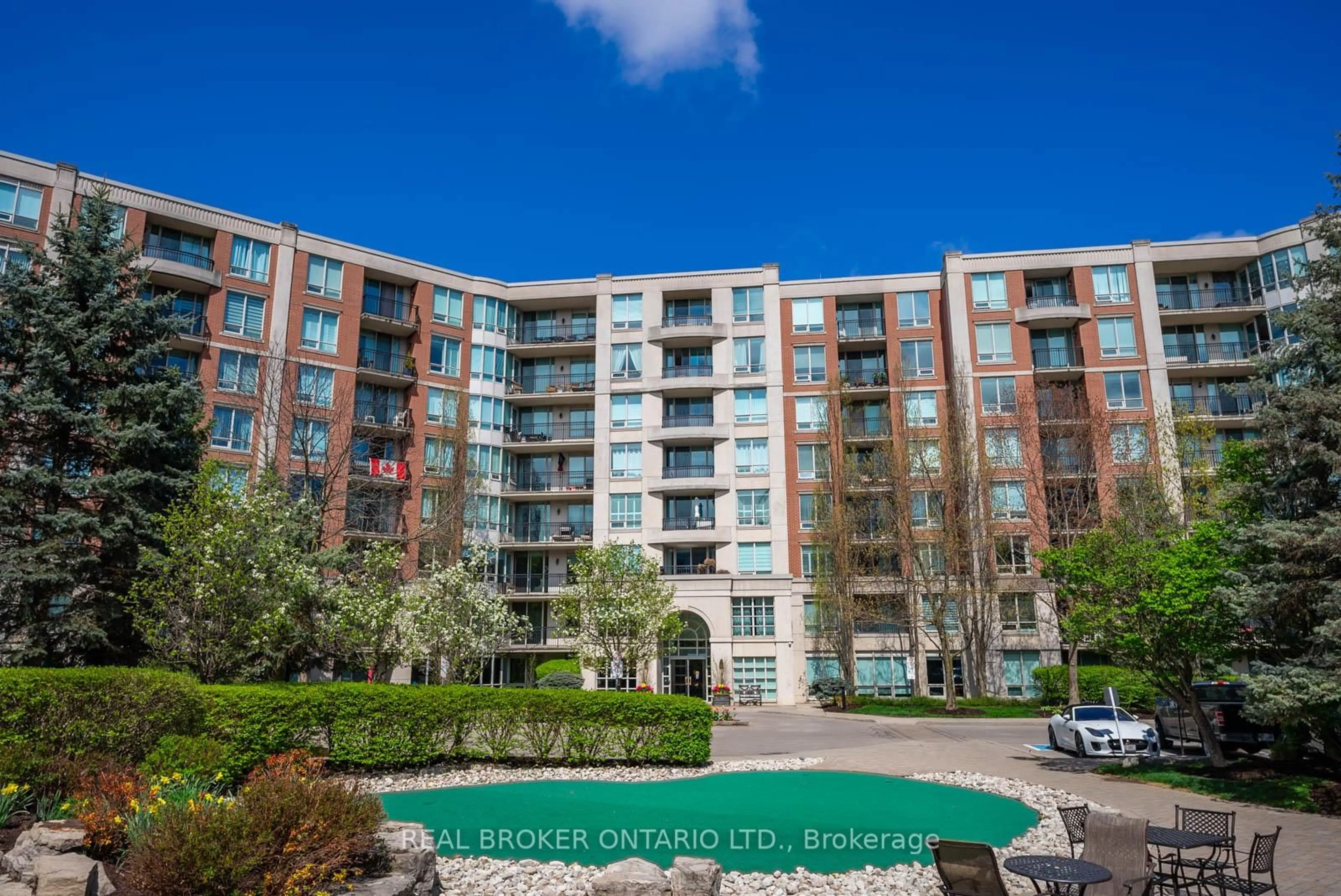 A pic from outside/outdoor area/front of a property/back of a property/a pic from drone, city buildings view from balcony for 28 William Carson Cres #116, Toronto Ontario M2P 2H1