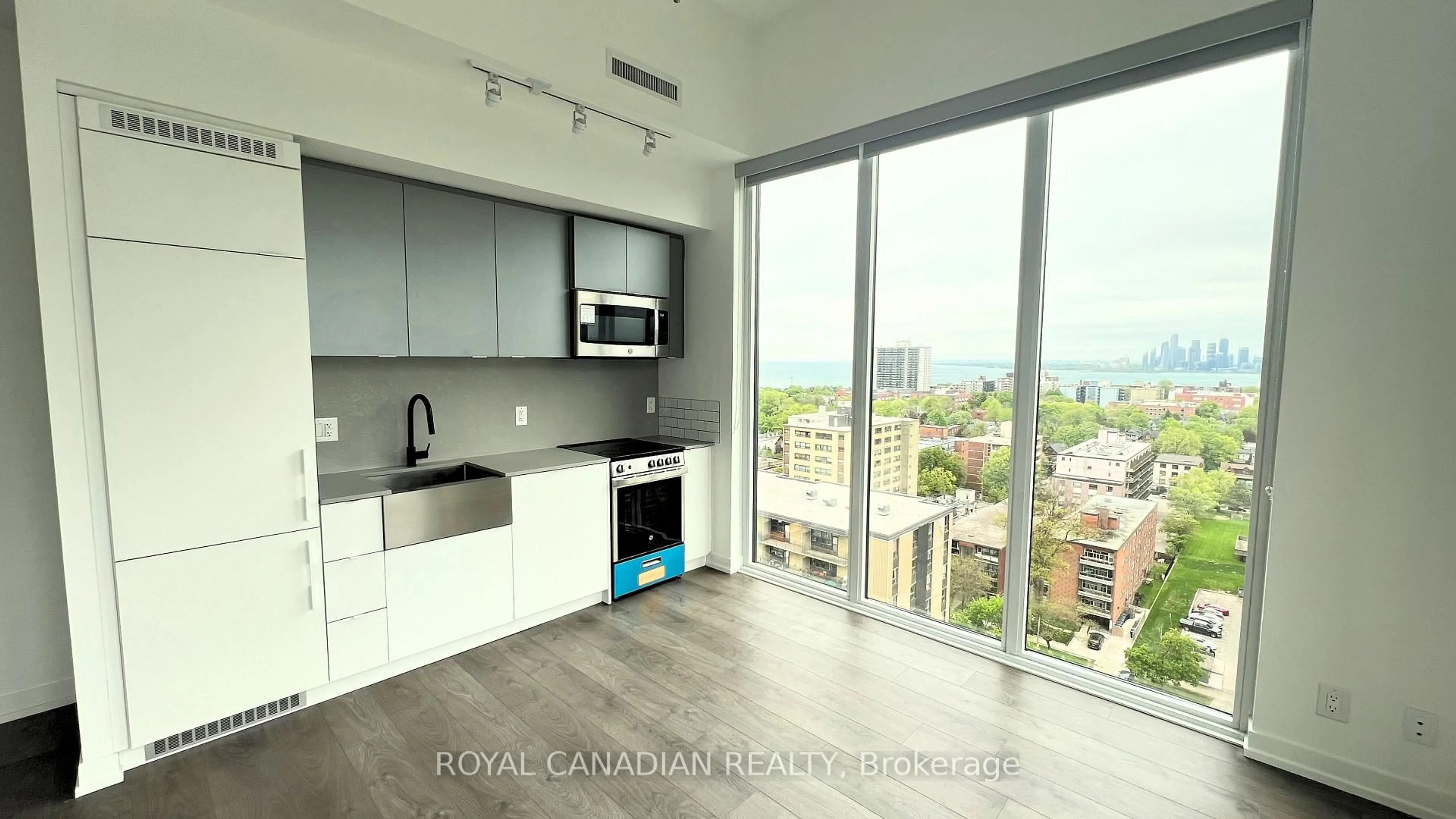 Open concept kitchen, unknown for 270 Dufferin St #PH8, Toronto Ontario M6K 0H8