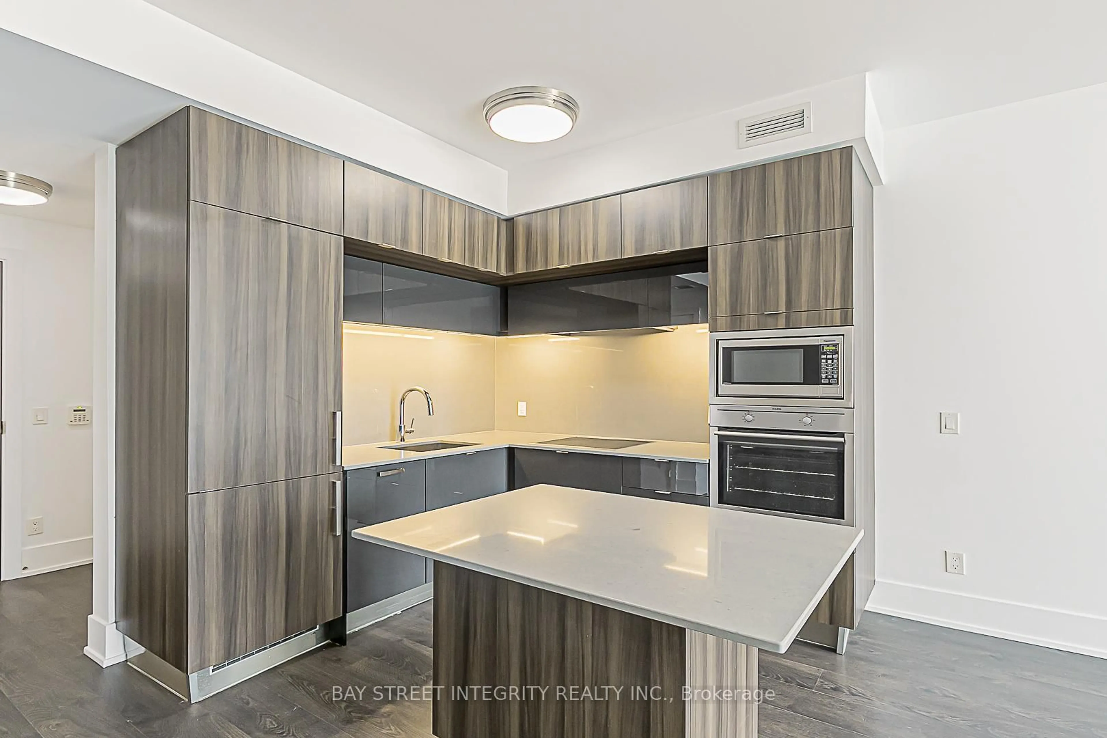 Standard kitchen, unknown for 15 Merchants' Wharf N/A #405, Toronto Ontario M5A 0N8