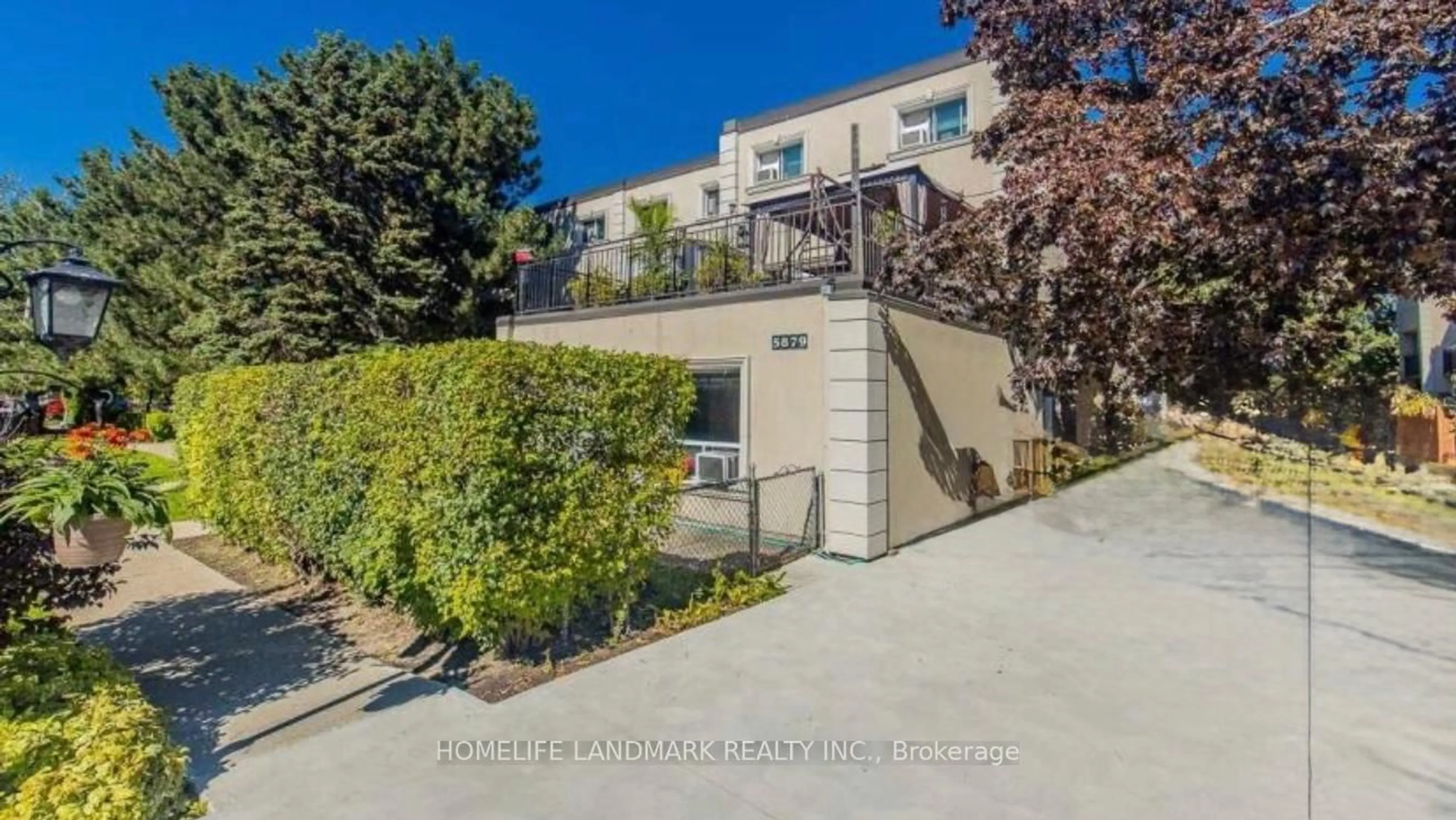 A pic from outside/outdoor area/front of a property/back of a property/a pic from drone, street for 5879 Bathurst St #213, Toronto Ontario M2R 1Y7