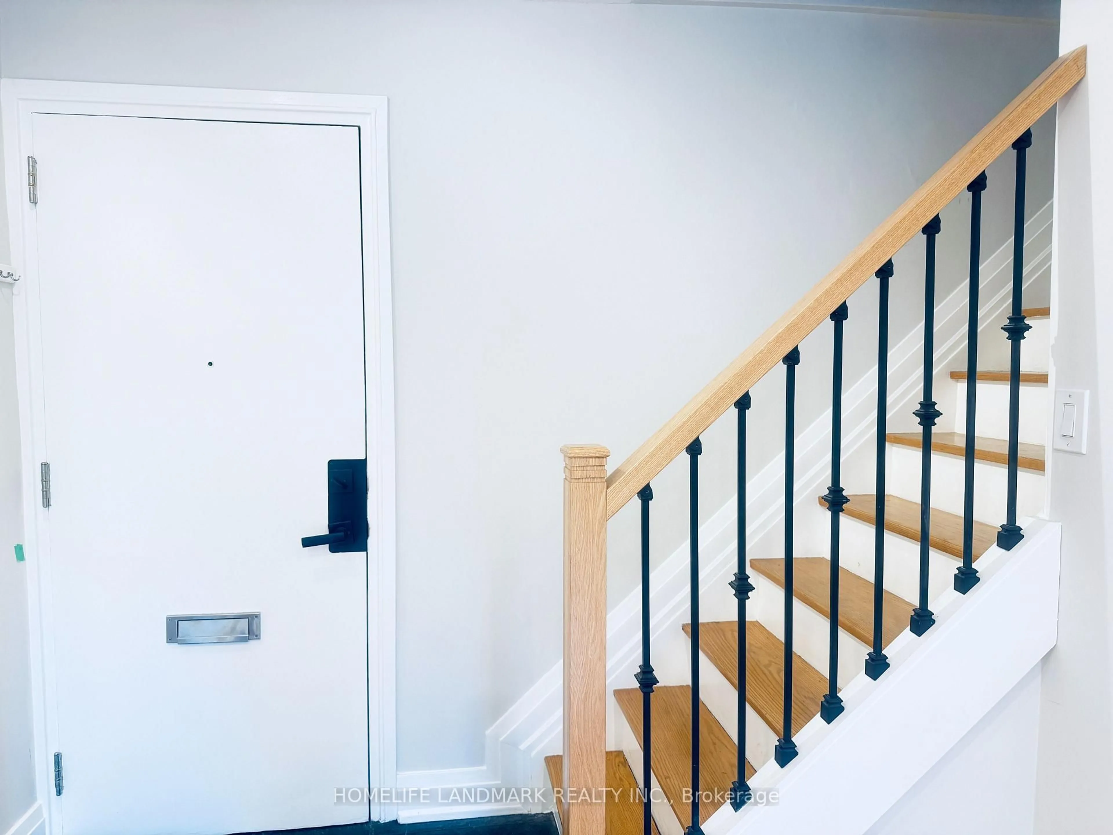 Indoor entryway for 5879 Bathurst St #213, Toronto Ontario M2R 1Y7