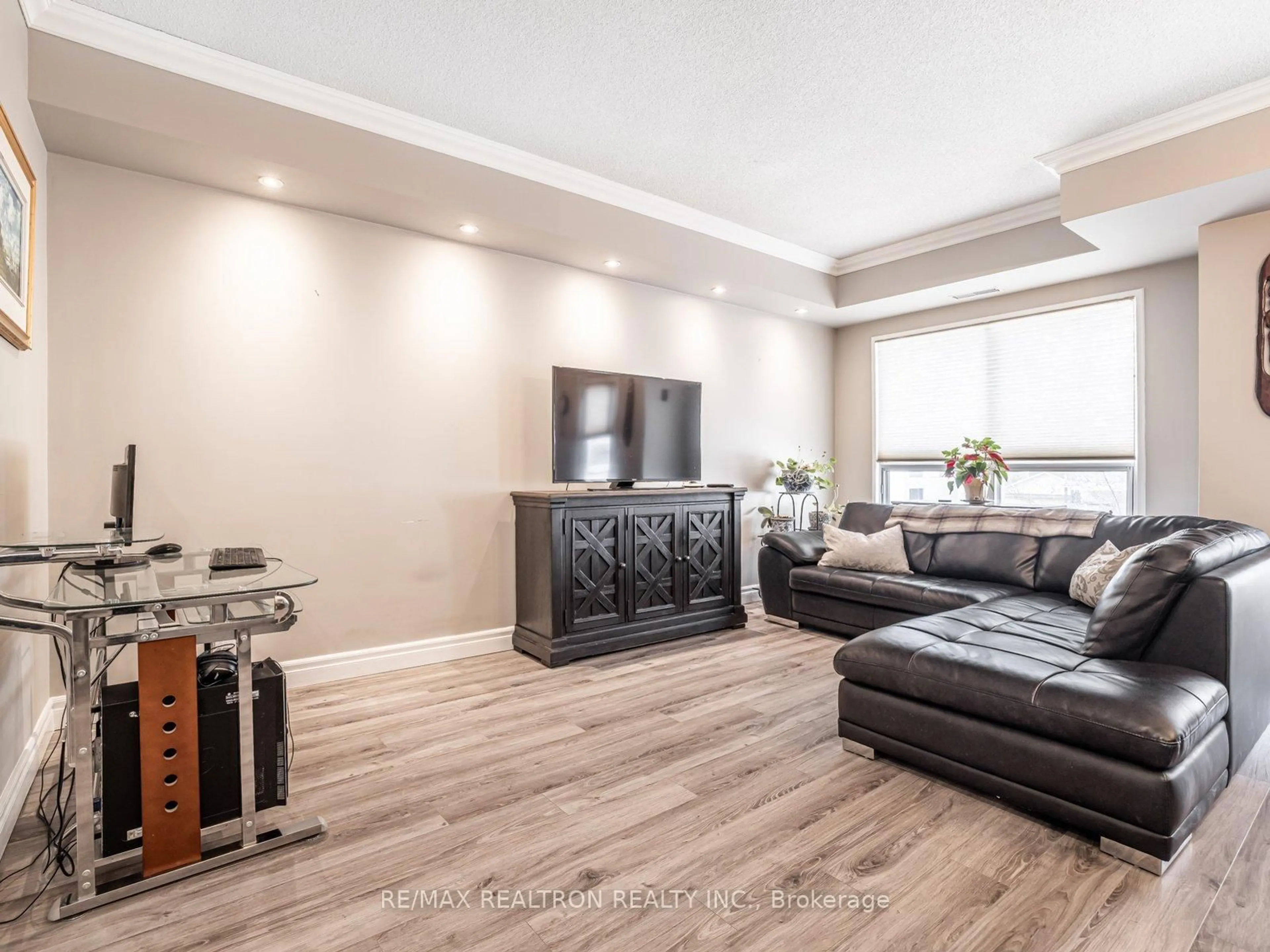 Living room with furniture, wood/laminate floor for 9 Greenbriar Rd #306, Toronto Ontario M2K 1H4