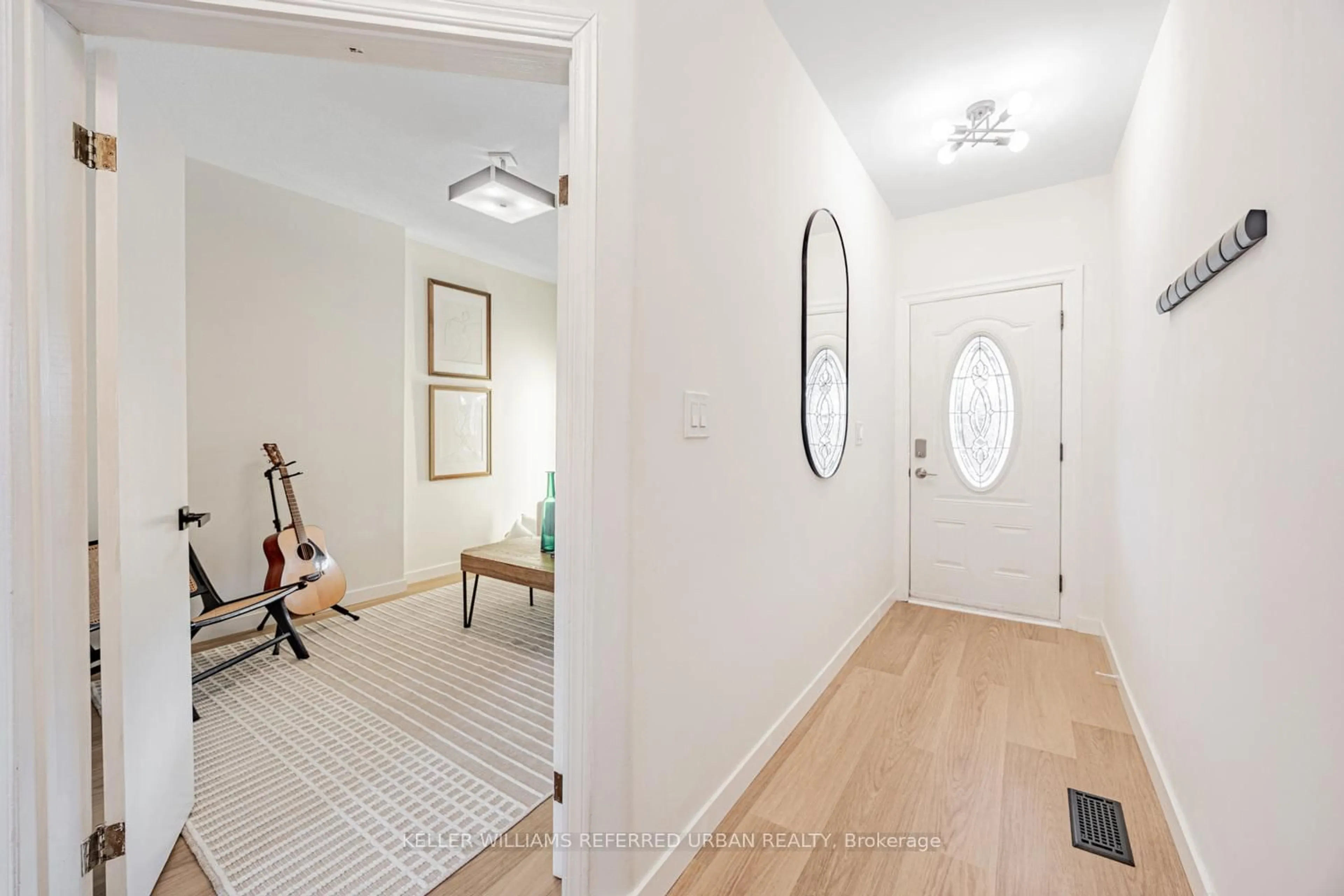 Indoor entryway for 257 Montrose Ave, Toronto Ontario M6G 3G6