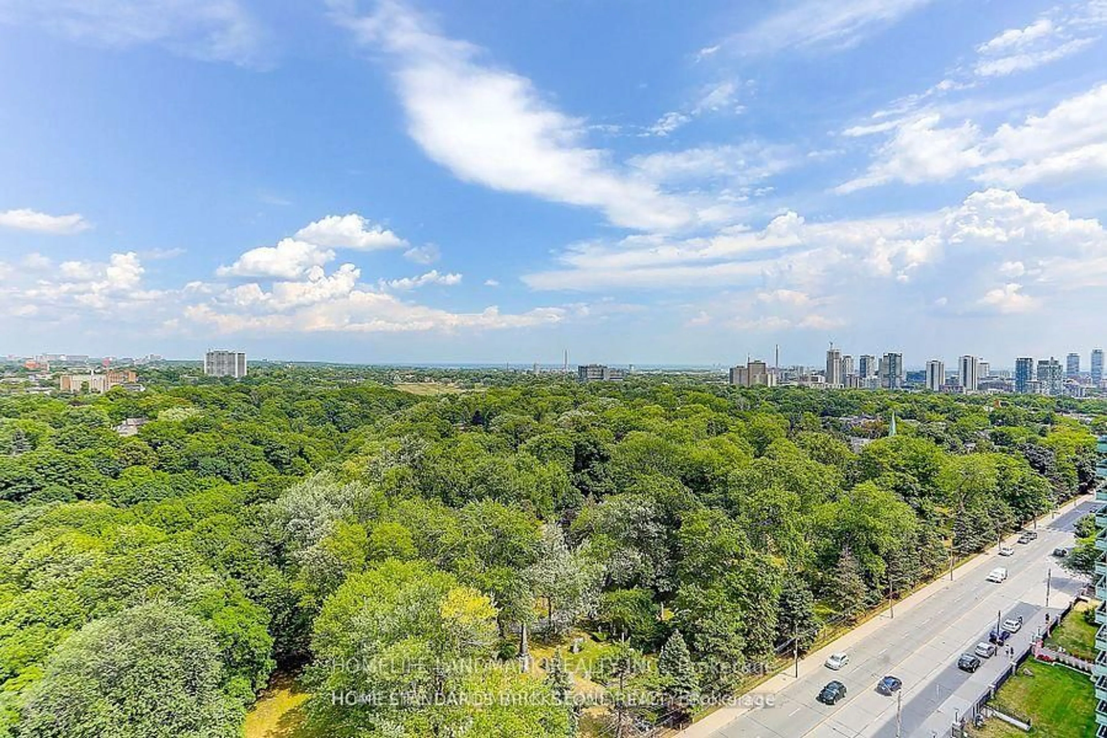 A pic from outside/outdoor area/front of a property/back of a property/a pic from drone, forest/trees view for 585 Bloor St #3318, Toronto Ontario M4W 0B3