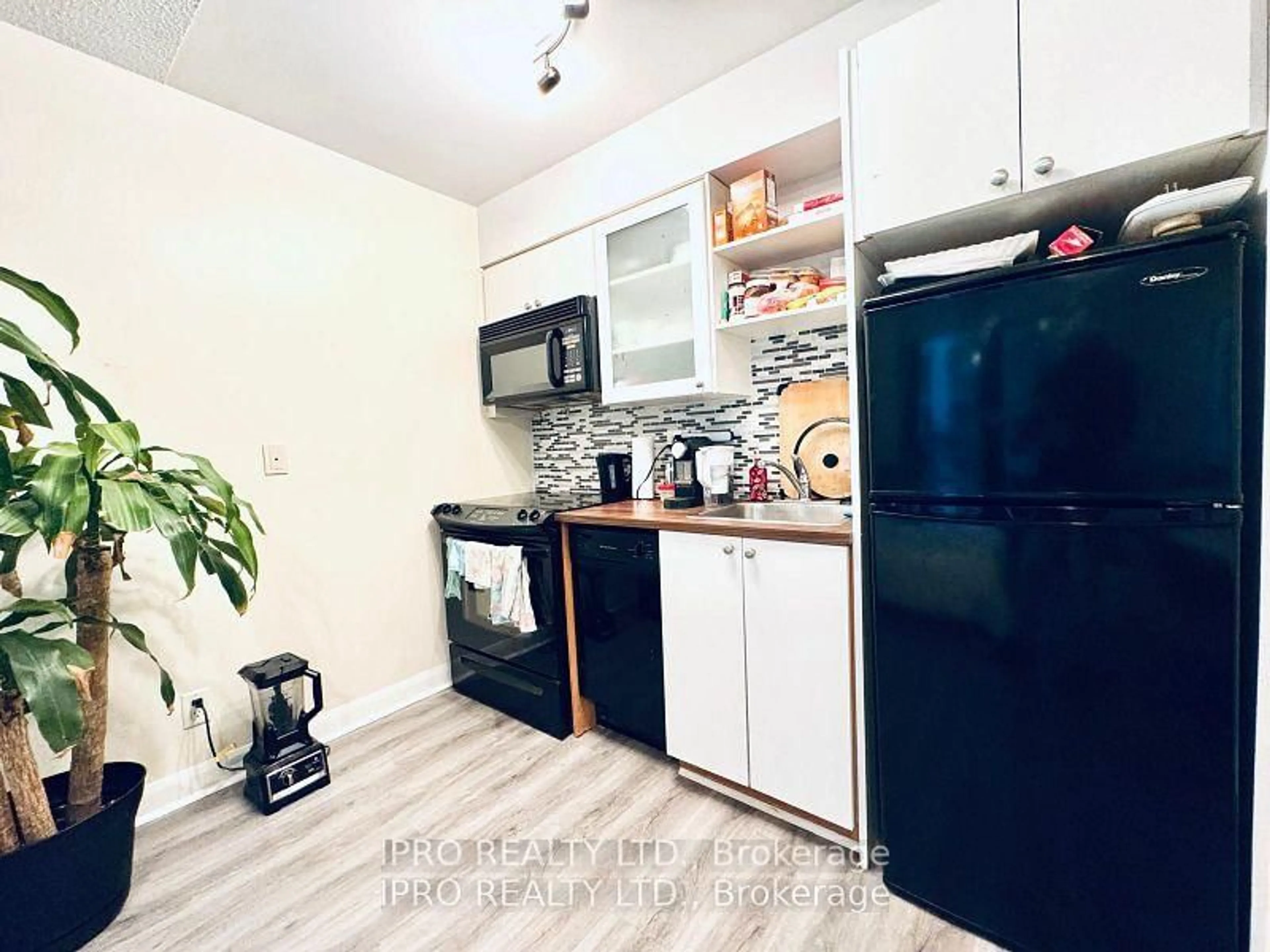 Standard kitchen, unknown for 600 Fleet St #413, Toronto Ontario M5V 1B7