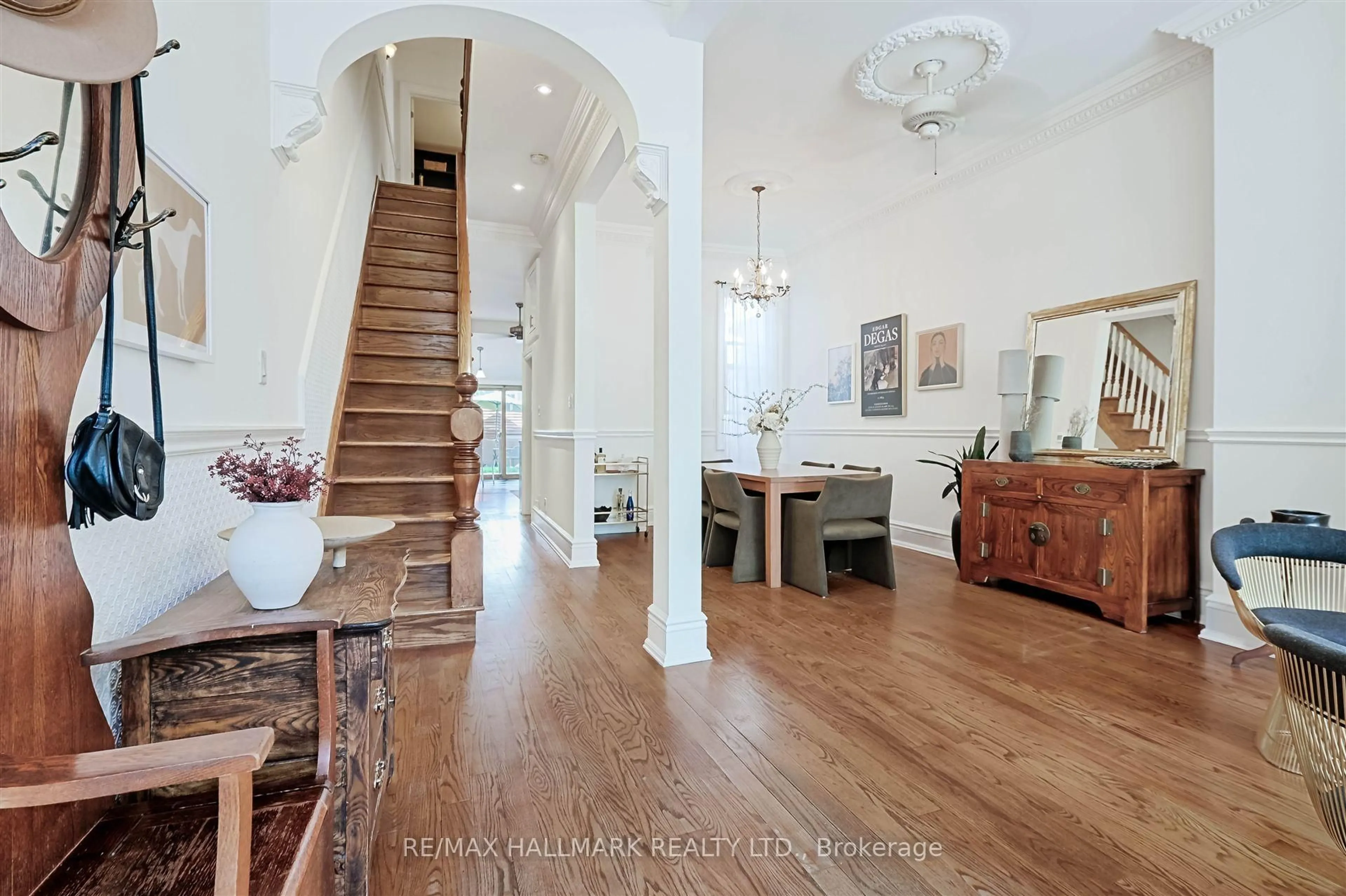 Indoor entryway for 66 Robert St, Toronto Ontario M5S 2K3