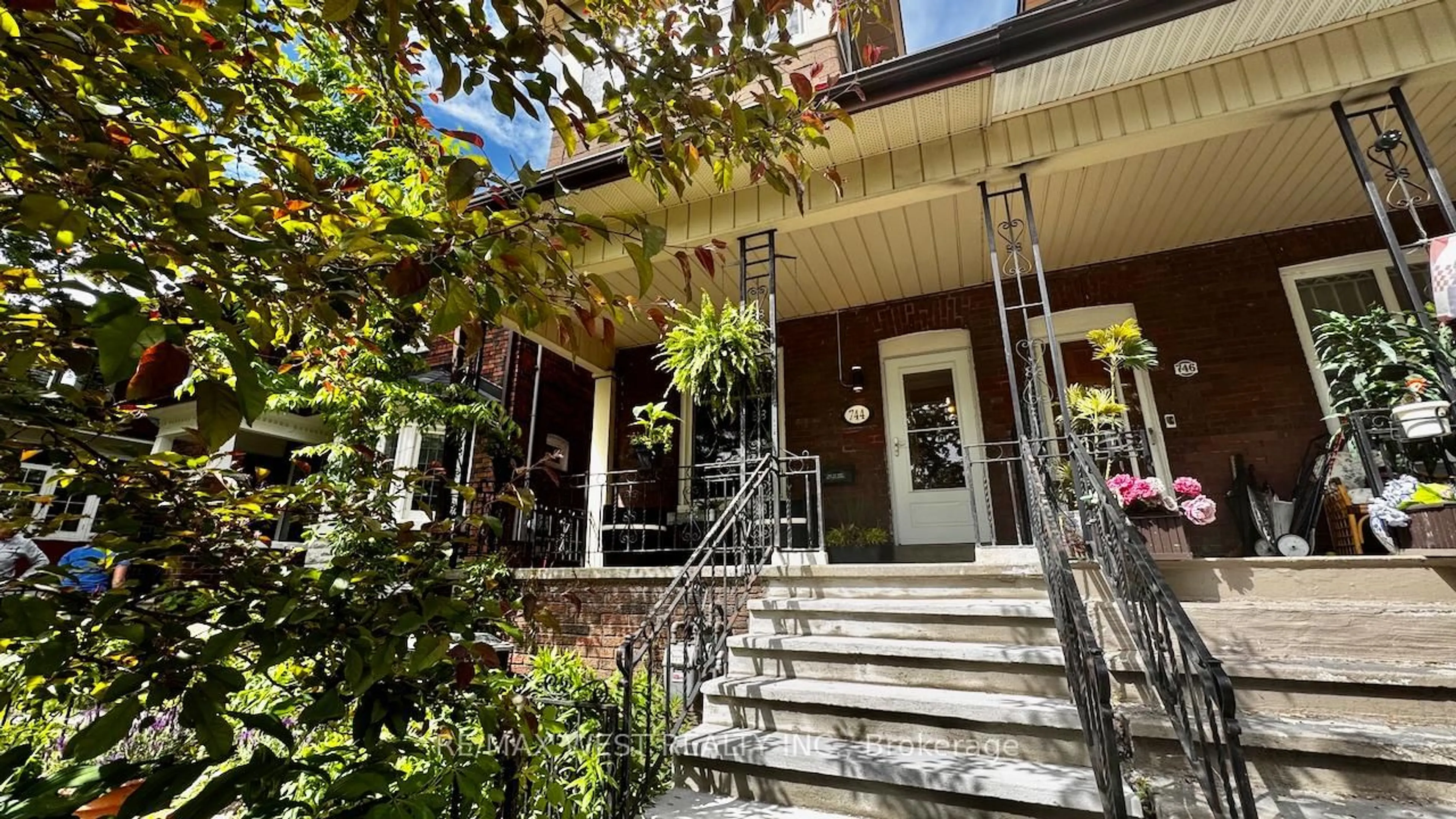 Unknown for 744 Manning Ave, Toronto Ontario M6G 2W4