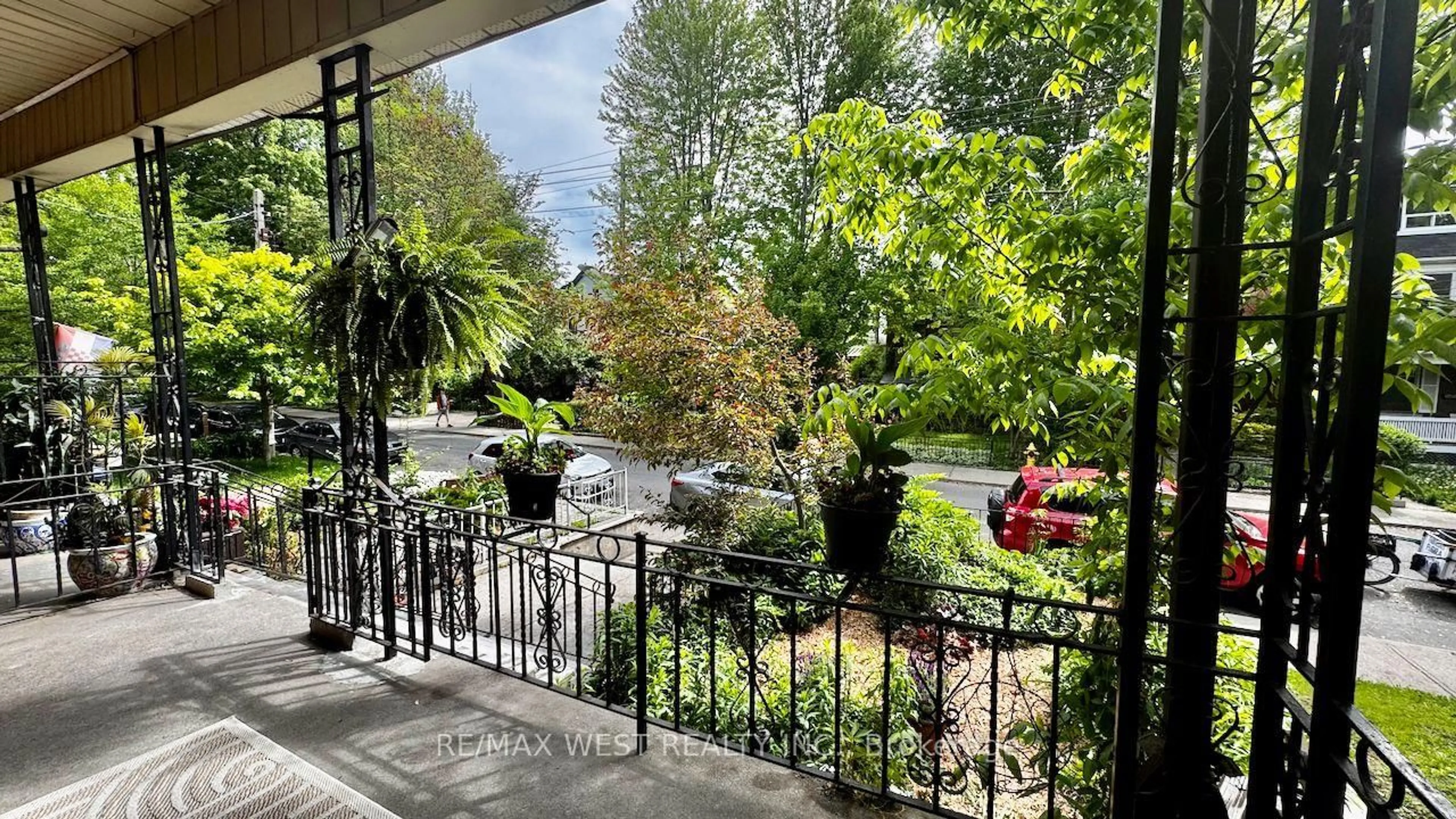 Patio, street for 744 Manning Ave, Toronto Ontario M6G 2W4