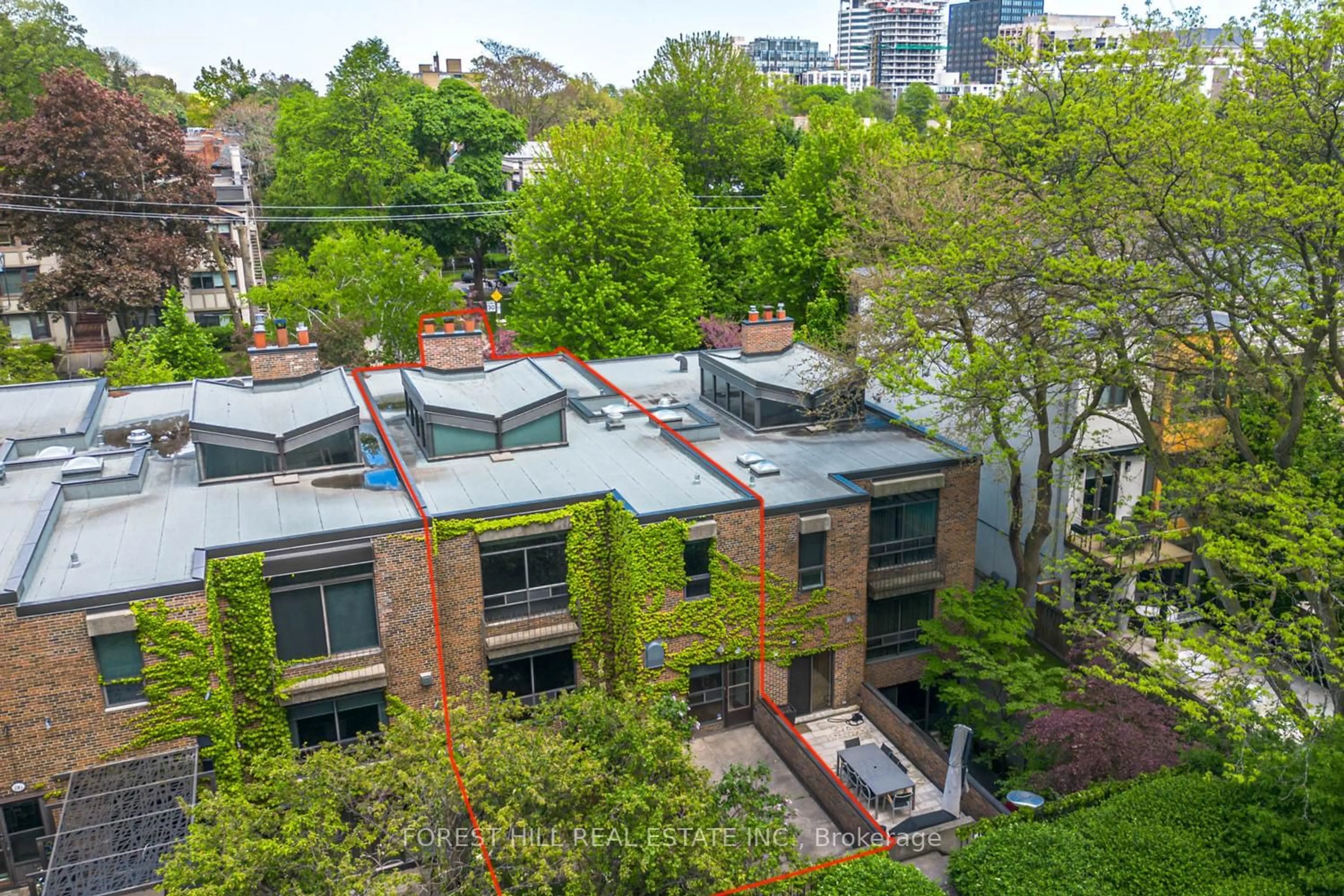 A pic from outside/outdoor area/front of a property/back of a property/a pic from drone, city buildings view from balcony for 82 Oriole Rd, Toronto Ontario M4V 2G1