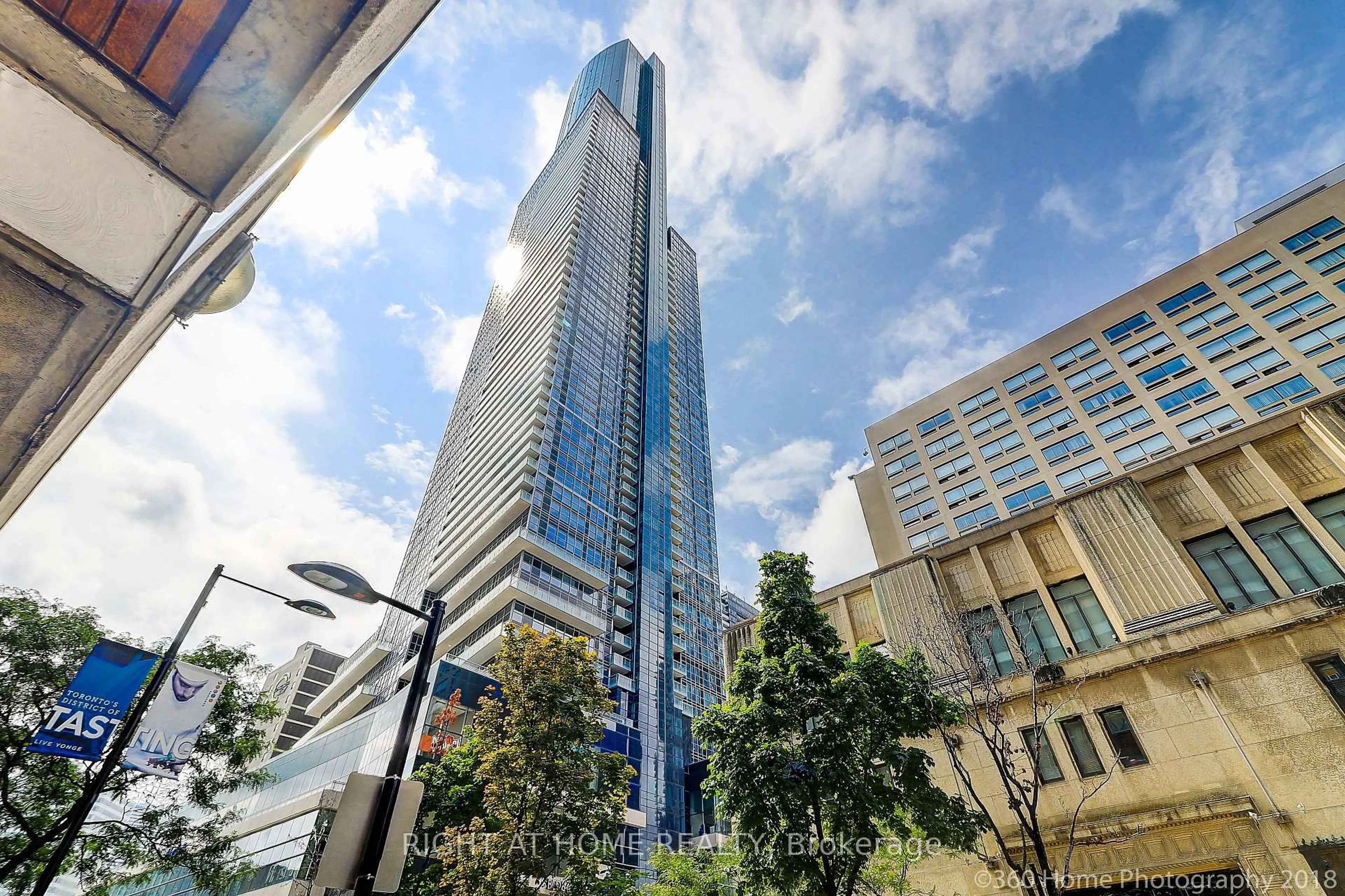 Indoor foyer for 386 Yonge St #1912, Toronto Ontario M5B 0A5