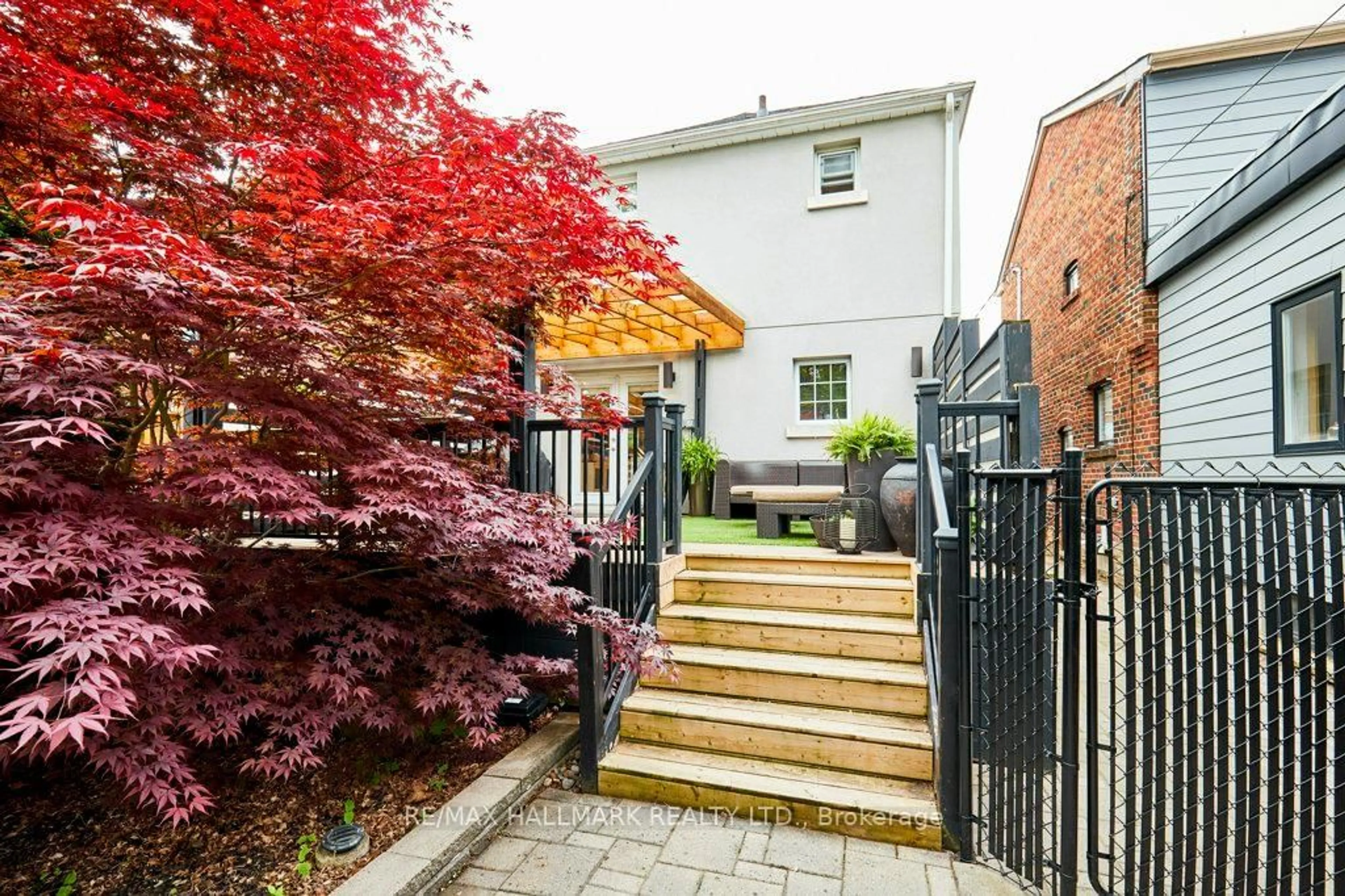 A pic from outside/outdoor area/front of a property/back of a property/a pic from drone, street for 280 Manor Rd, Toronto Ontario M4S 1S2