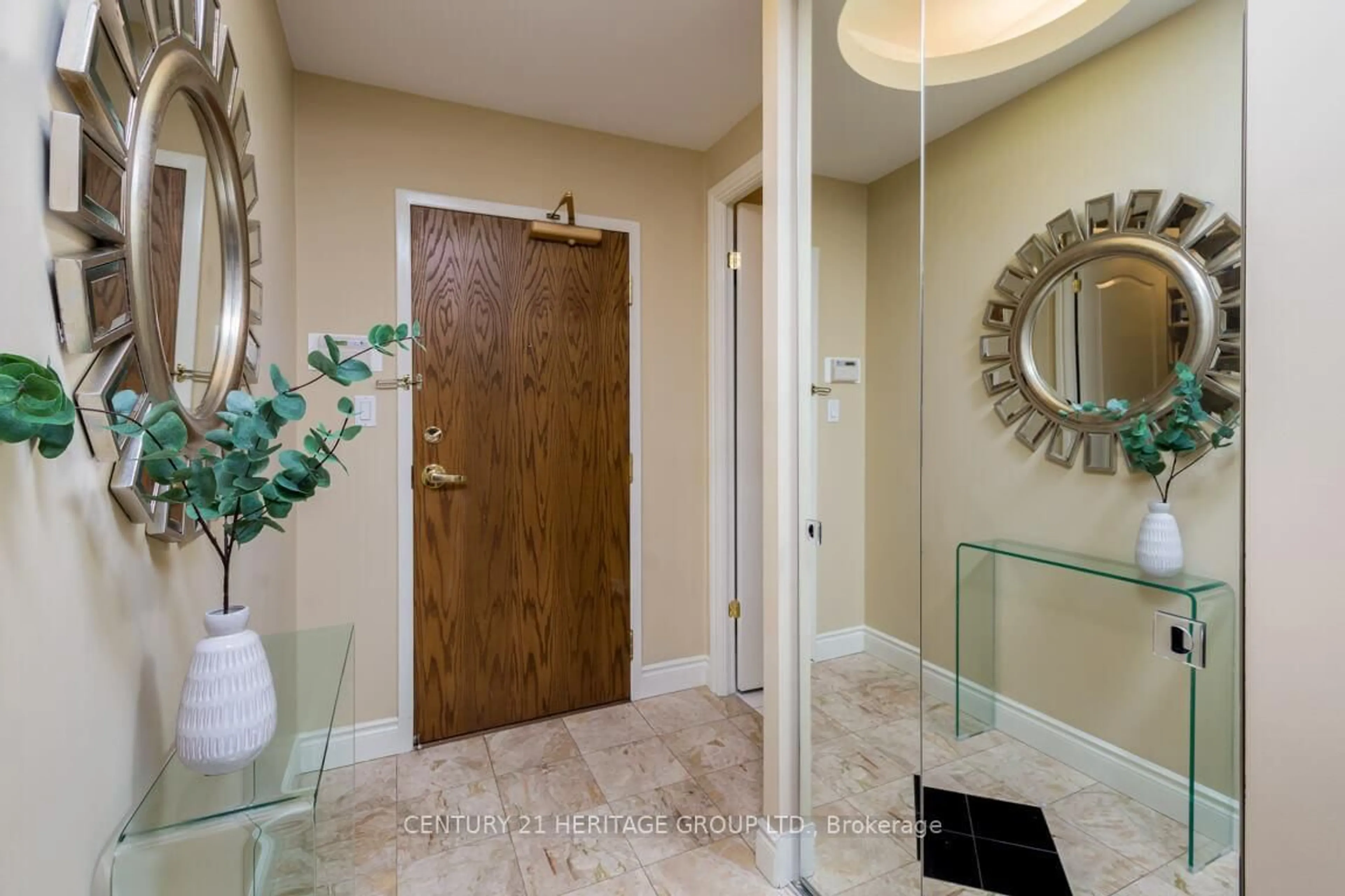 Indoor entryway for 11 William Carson Cres #306, Toronto Ontario M2P 2G1