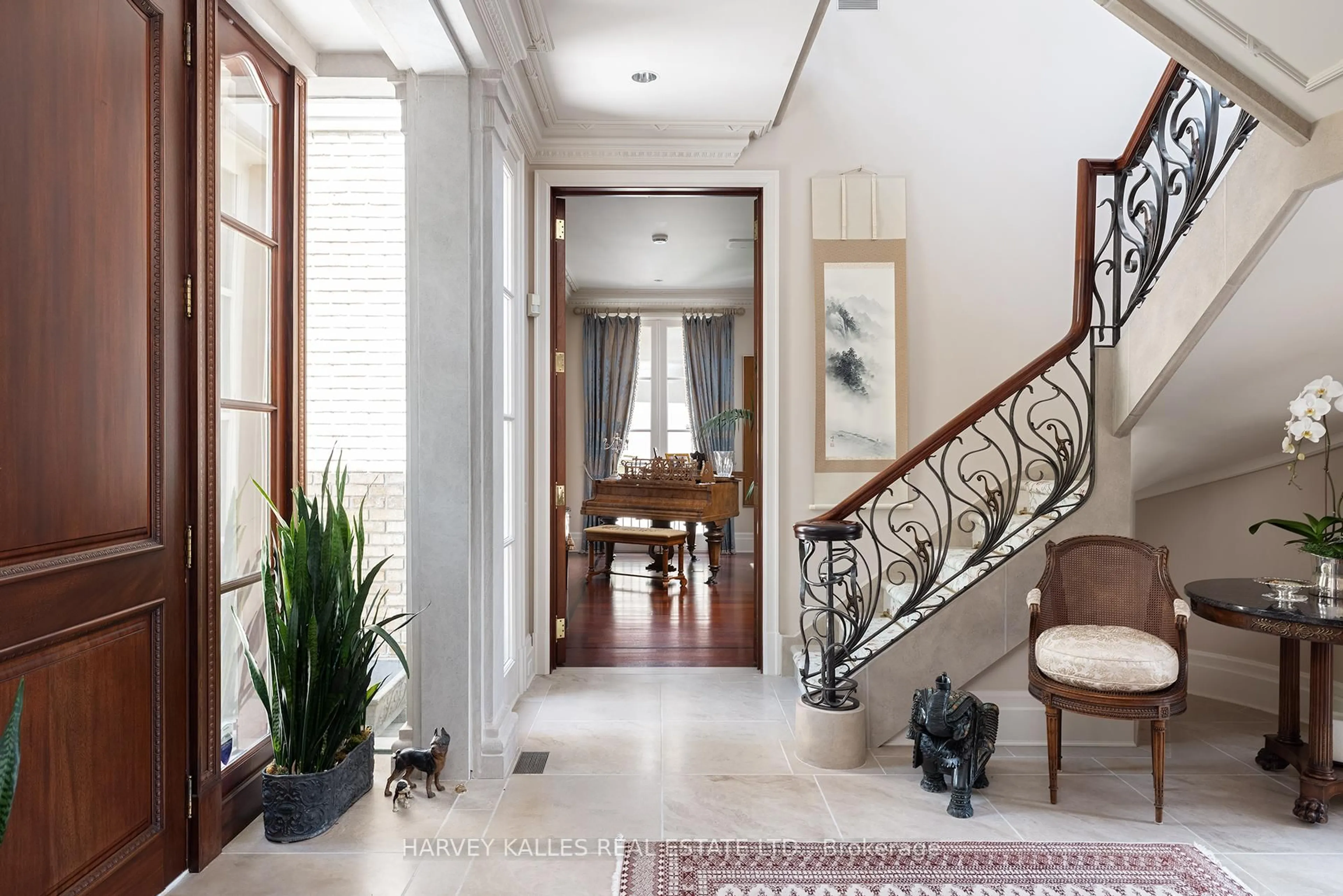 Indoor foyer for 173 Dunvegan Rd, Toronto Ontario M5P 2P1