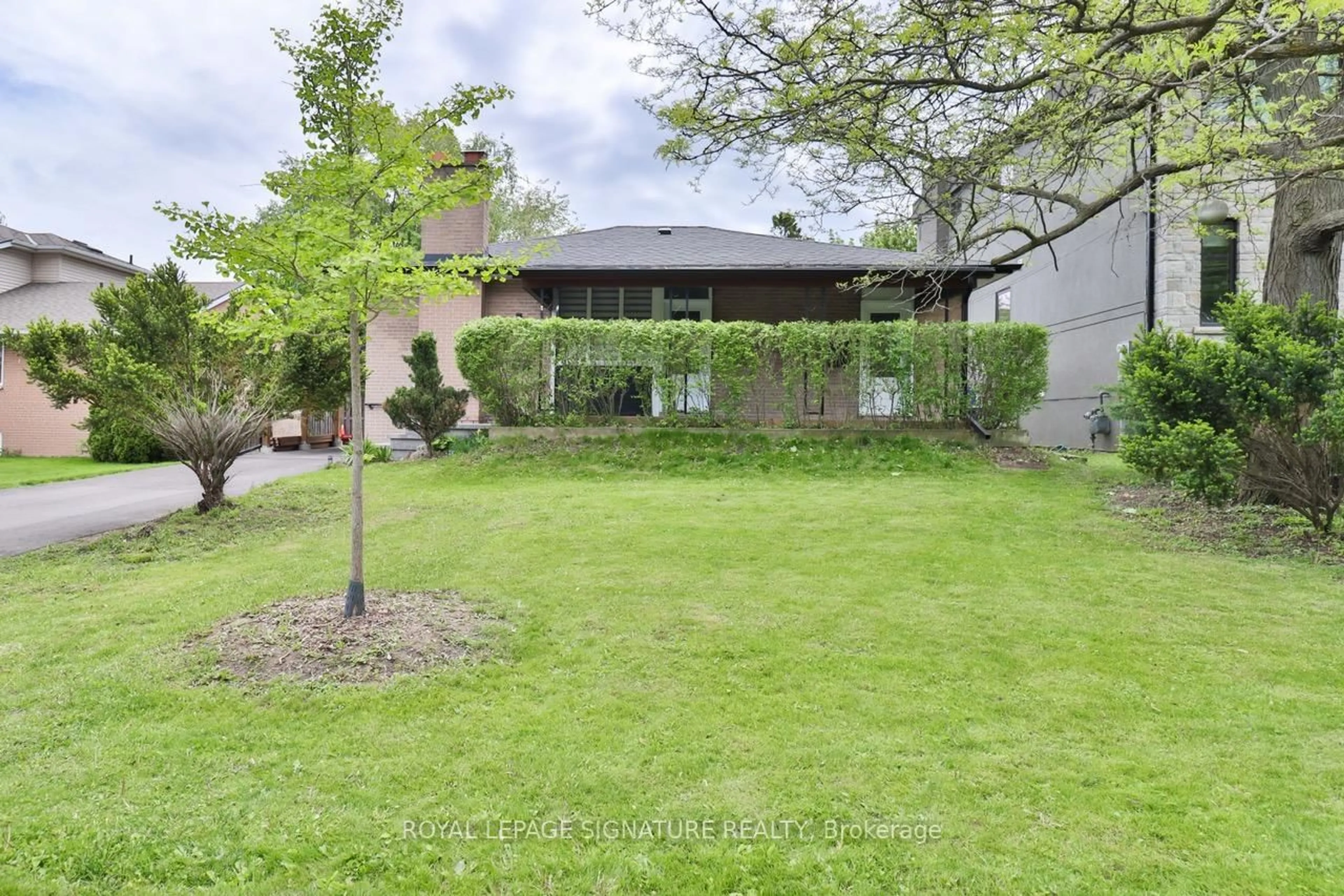 A pic from outside/outdoor area/front of a property/back of a property/a pic from drone, street for 76 Berkinshaw Cres, Toronto Ontario M3B 2T2