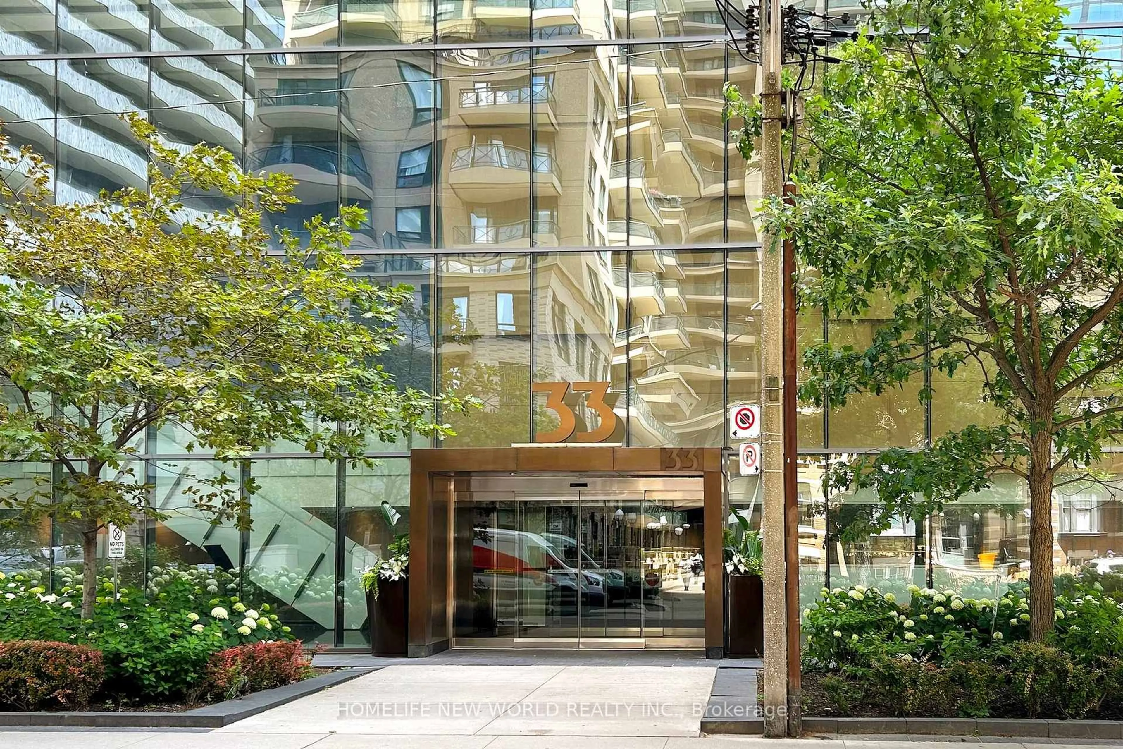 Indoor foyer for 33 Charles St #1405, Toronto Ontario M4Y 0A2