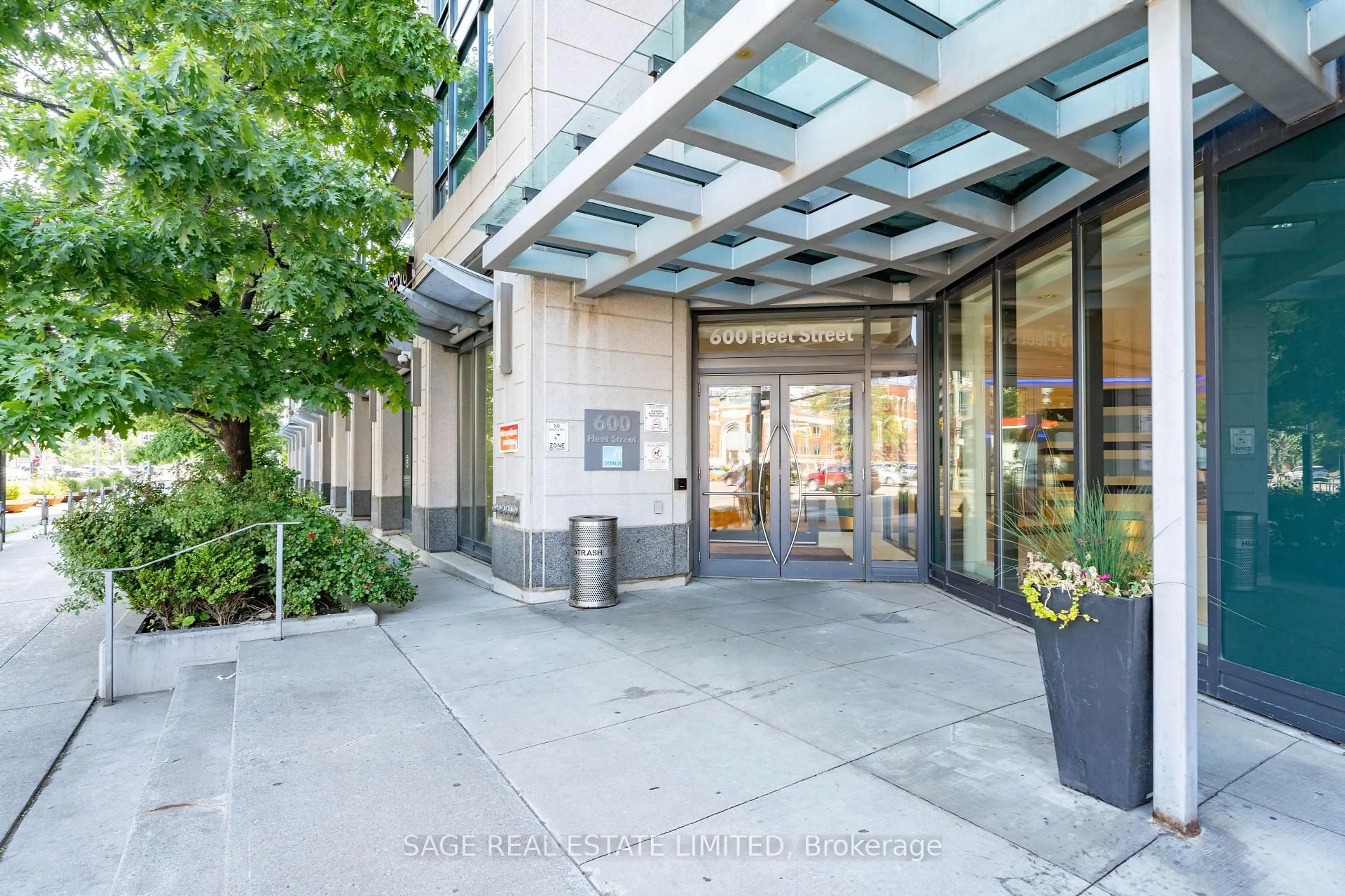 Indoor foyer for 600 Fleet St #832, Toronto Ontario M5V 1B7