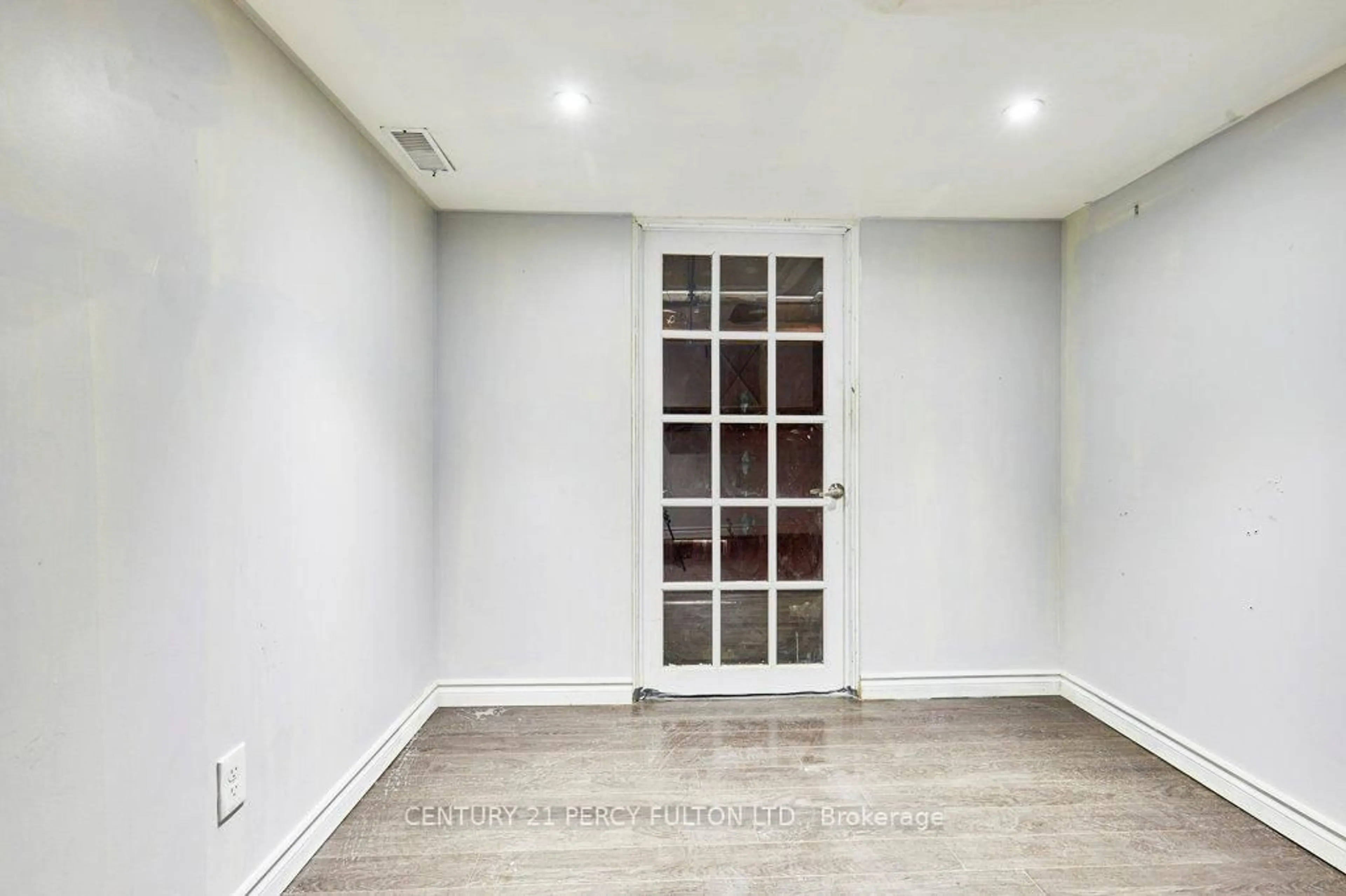 A pic of a room for 19 Warner Ave Ave, Toronto Ontario M4A 2X1