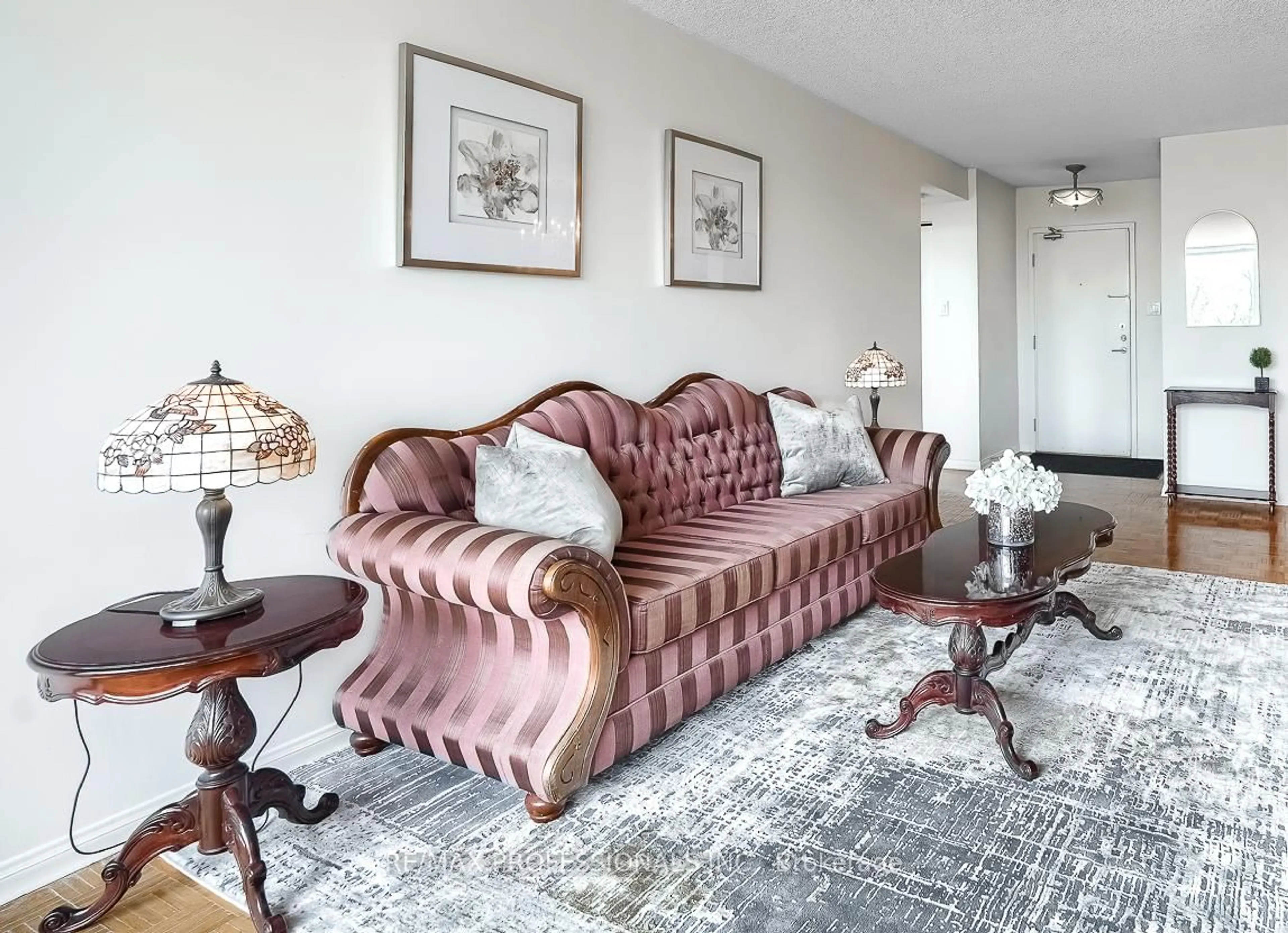 Living room with furniture, carpet floor for 3000 Bathurst St #407, Toronto Ontario M6B 3B4
