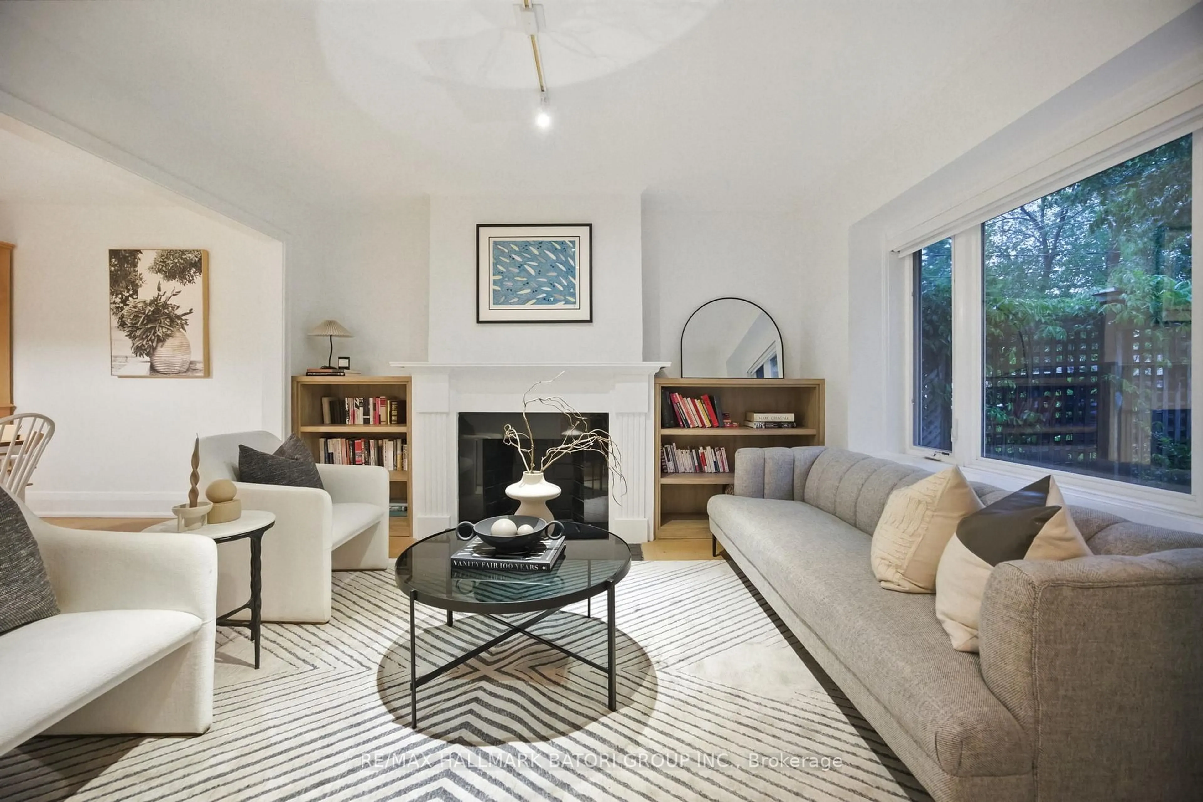 Living room with furniture, unknown for 198 Broadway Ave, Toronto Ontario M4P 1V9