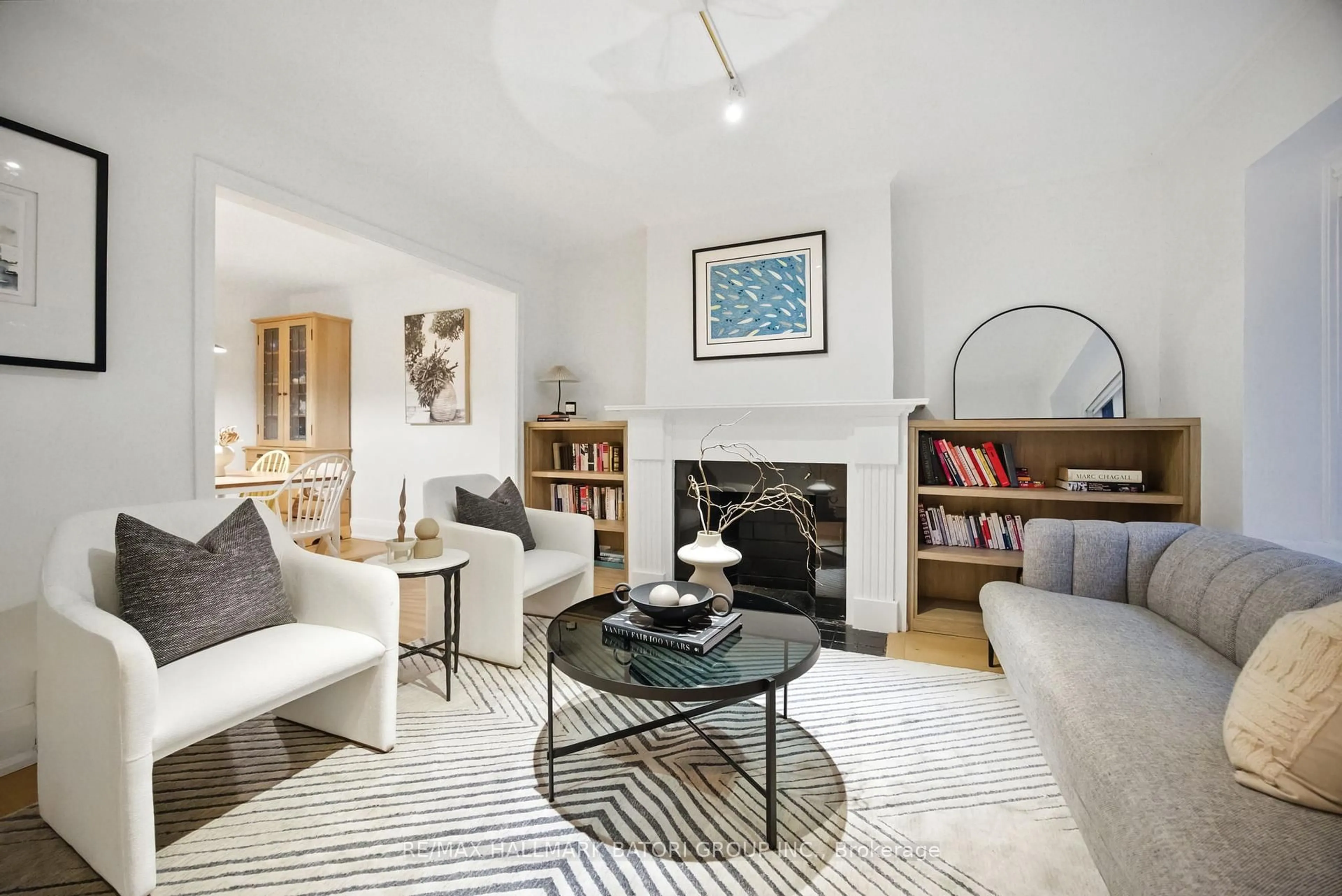 Living room with furniture, unknown for 198 Broadway Ave, Toronto Ontario M4P 1V9